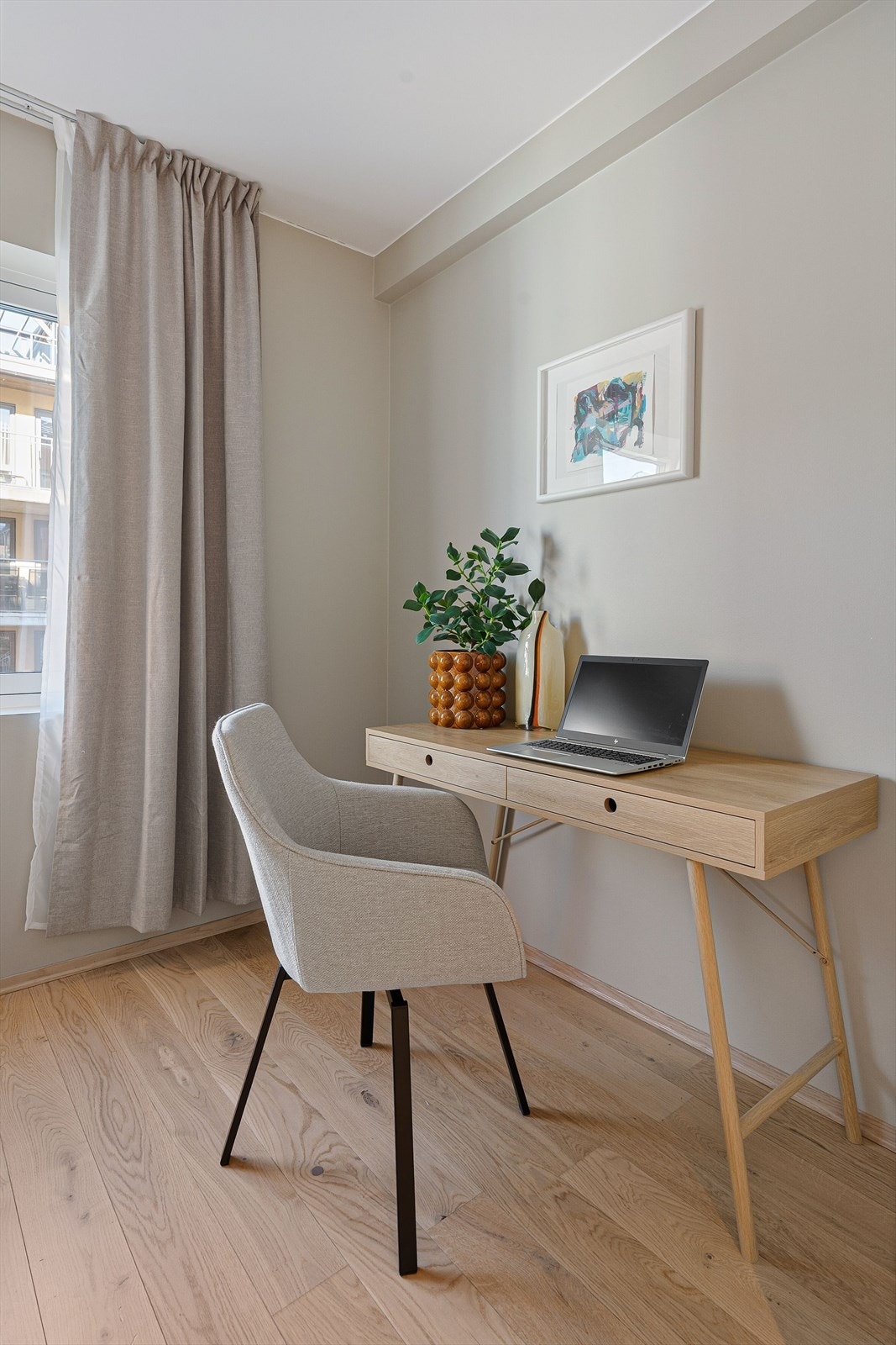 Soverommet har god plass til seng, garderobeløsning og skrivebord. Galleribilde