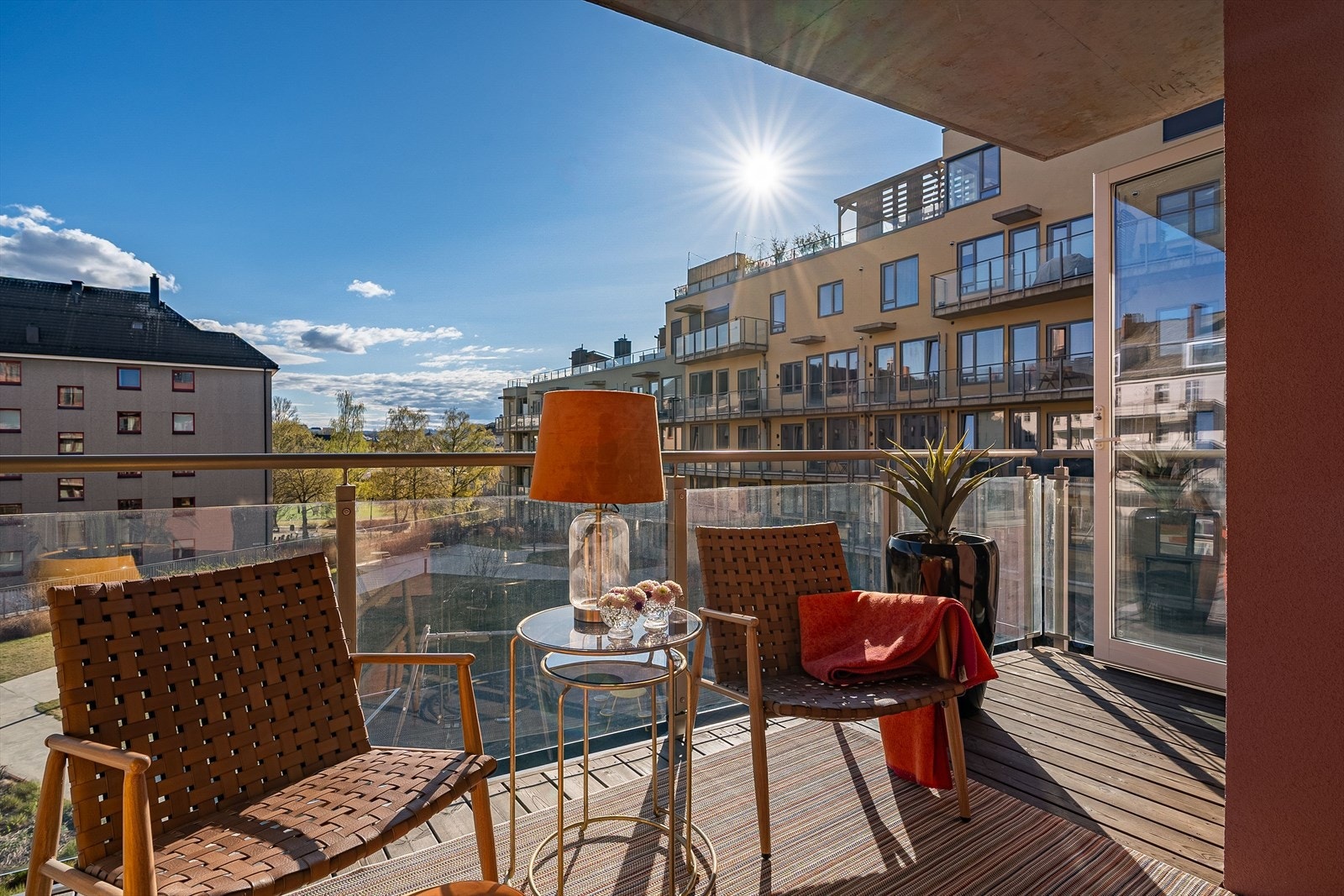 Balkongen har plass til både utemøbler og grill, og fremstår som et attraktivt uterom i sommerhalvåret. Galleribilde
