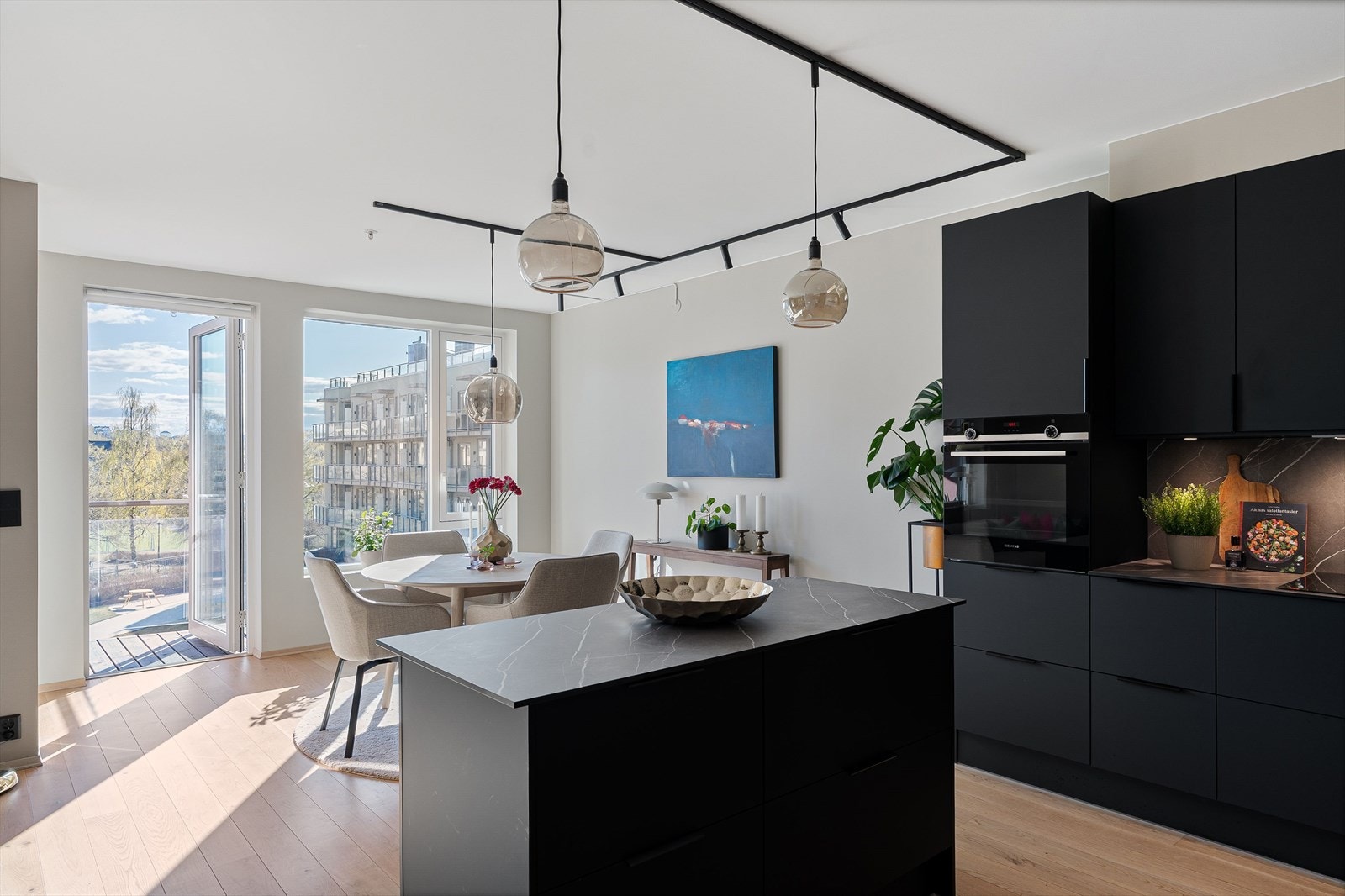 Leiligheten fremstår med en gjennomført høy standard, preget av tidsriktige løsninger og smakfulle materialvalg. Galleribilde