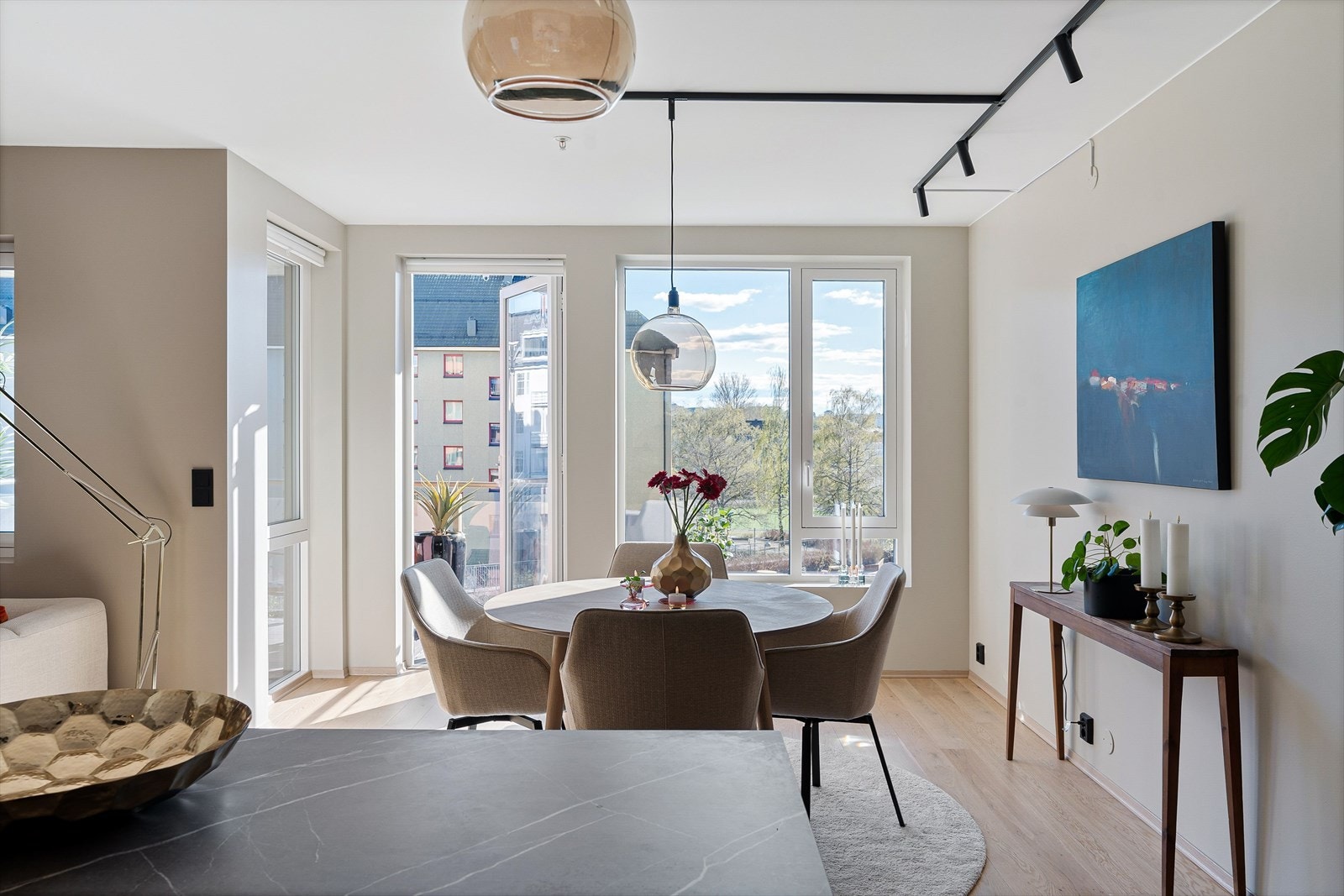 Brytere og stikkontakter er utført i sort, som harmonerer godt med boligens øvrige stil. Galleribilde