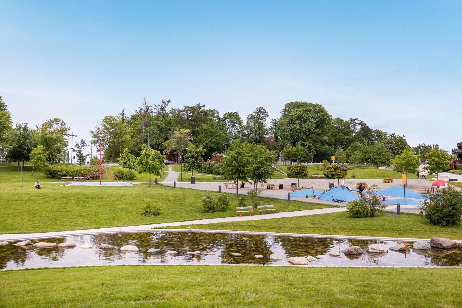 Sirkus parken ligger en kort spasertur fra leiligheten og byr på sittebenker, lekeapparater og grønne flater som egner seg godt for både avslapning og aktivitet. Galleribilde