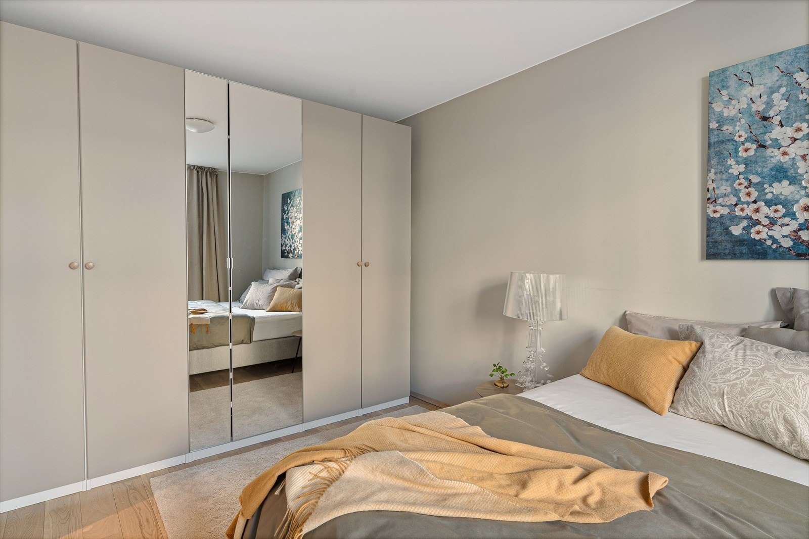 Hovedsoverommet er innredet med en romslig garderobeløsning med beige fronter som medfølger. Galleribilde