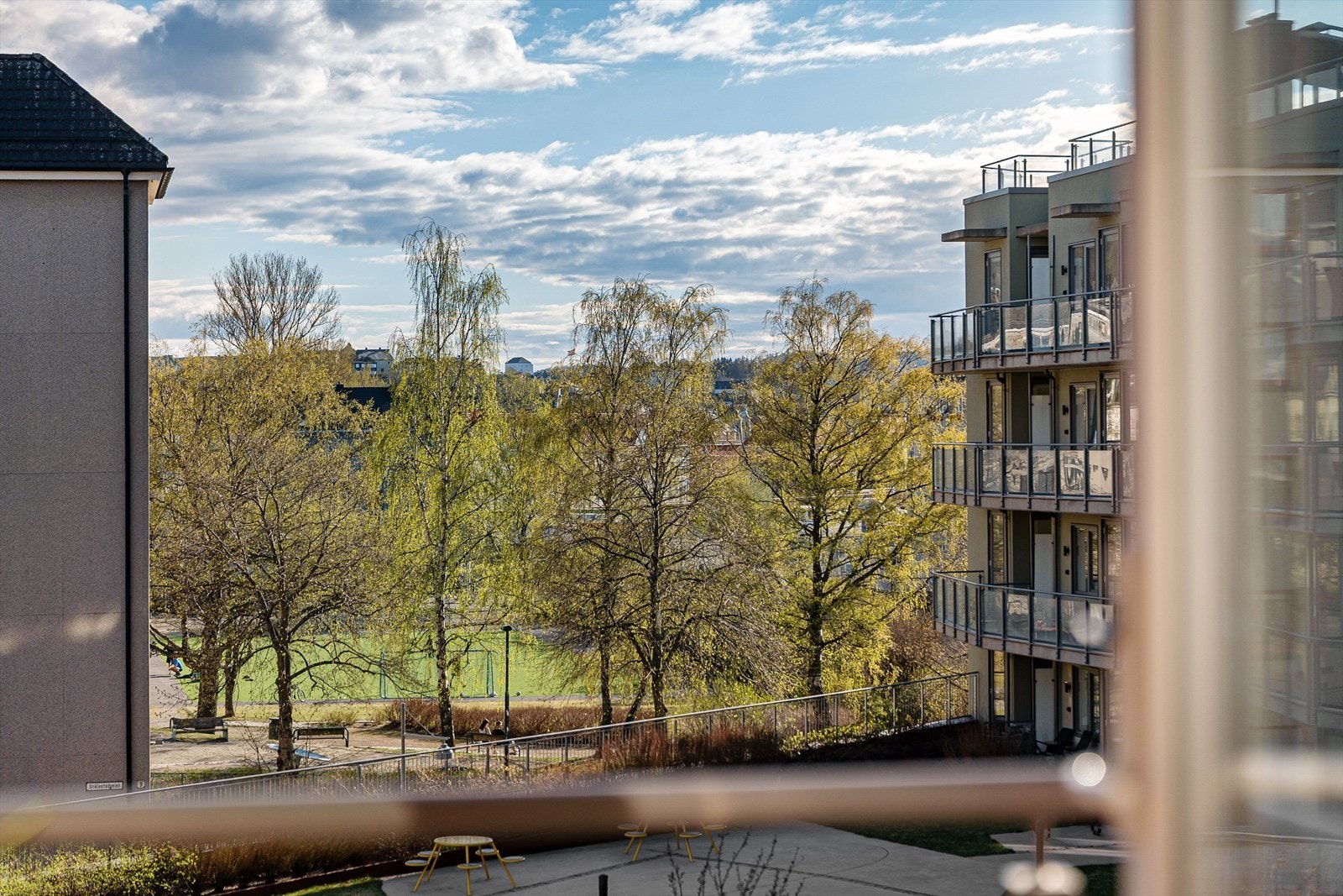 Fra balkongen har man utsikt mot Jarlebanen hvor det er fotballbane, lekeplass og basketballbane. Galleribilde