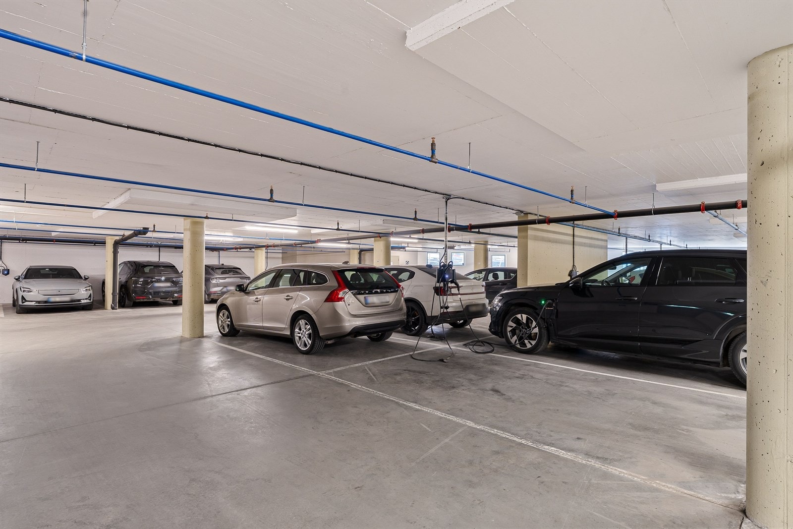 Leiligheten disponerer en bod i kjeller på ca. 6 kvm, samt egen parkeringsplass med elbillader i felles parkeringsanlegg. Galleribilde