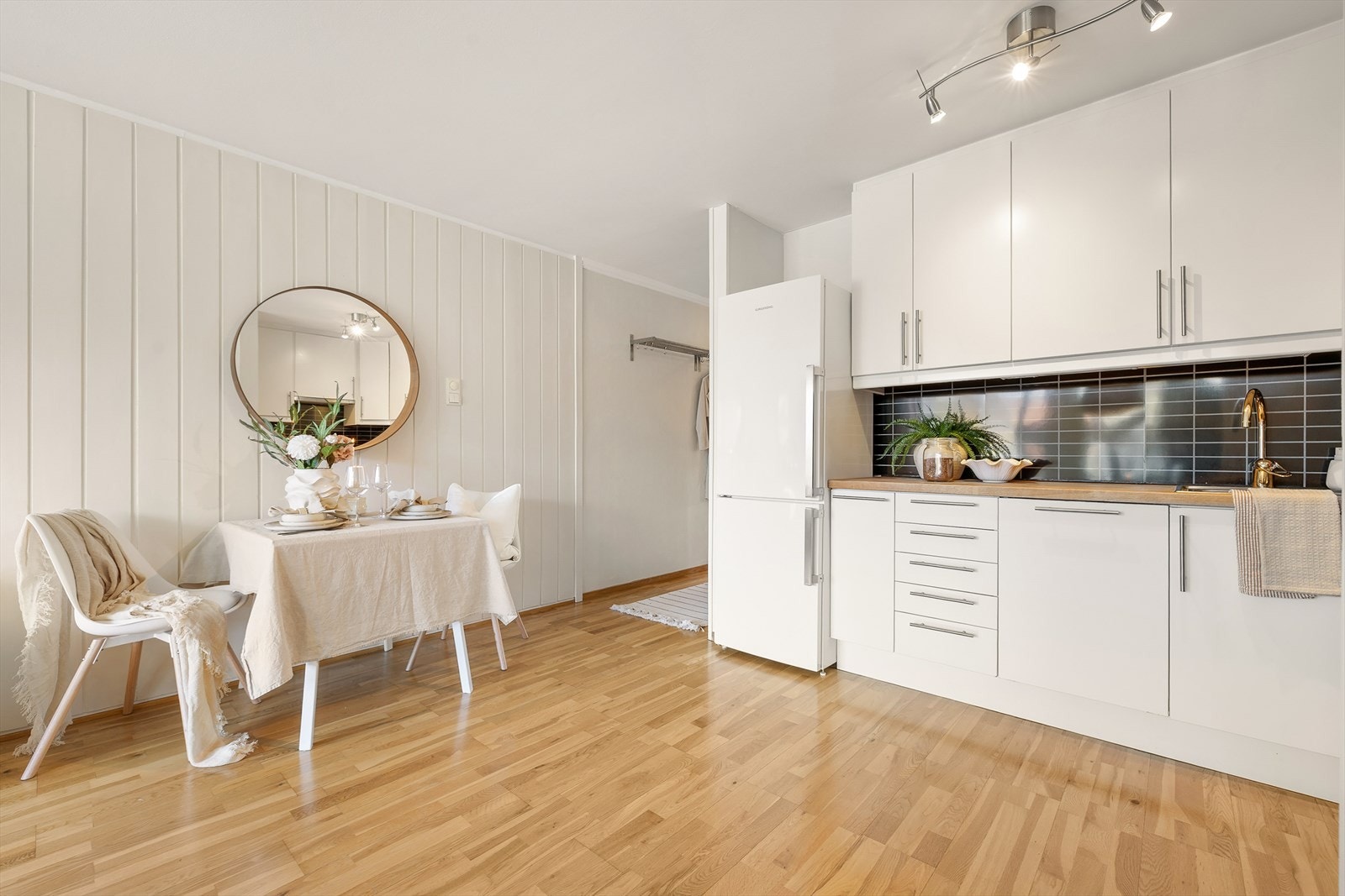 Det er plass til en mindre spisegruppe mellom stue og kjøkken. Galleribilde