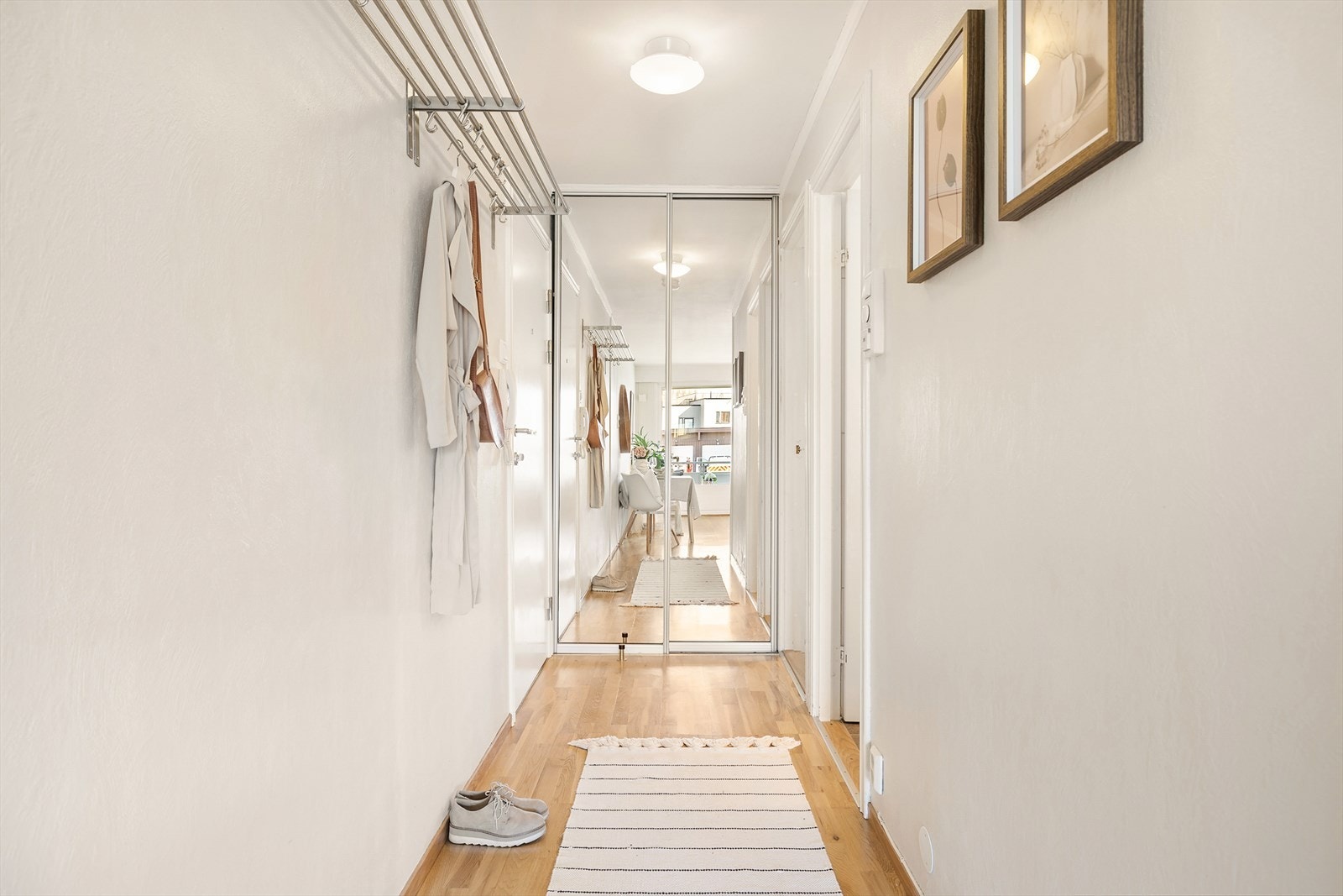 Entréen har integrert skyvedørsgarderobe som sørger for godt med lagringsplass. Galleribilde