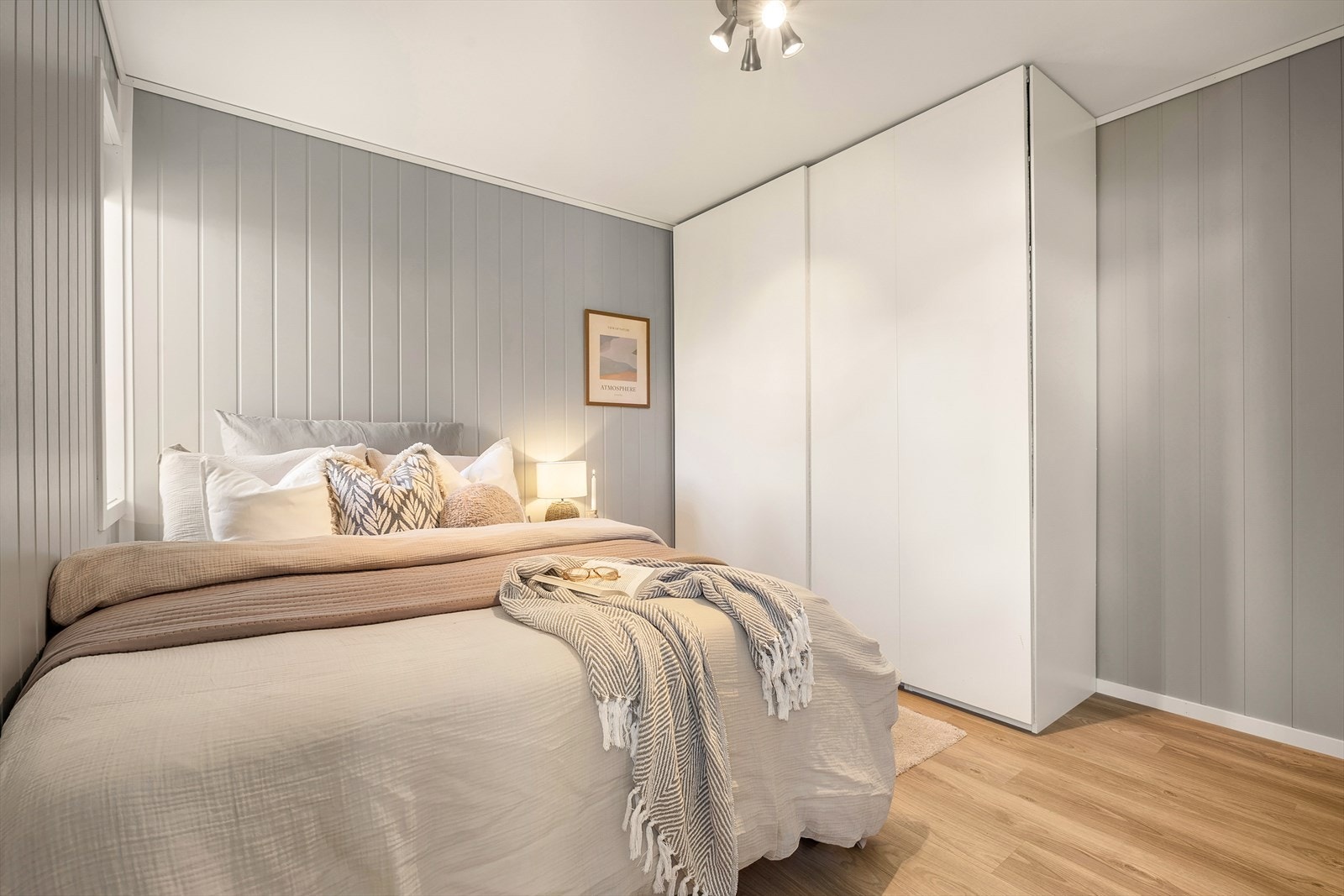 Det er også god plass til en stor garderobeløsning som gir rikelig med oppbevaringsplass. Galleribilde