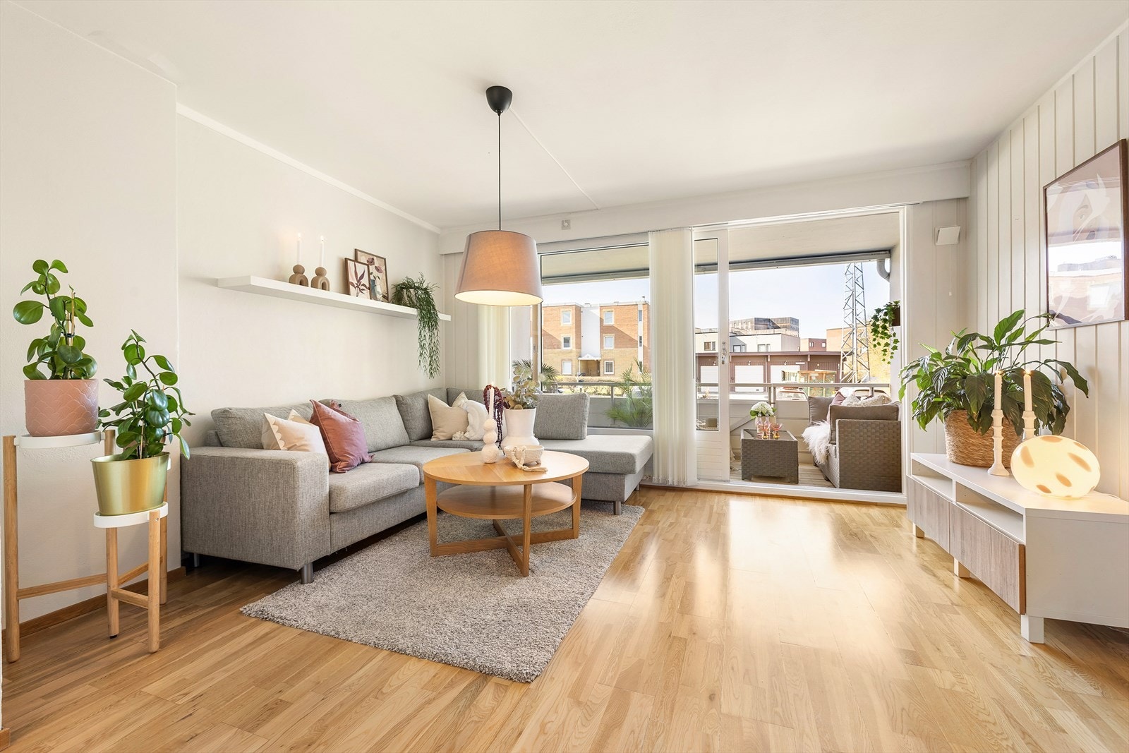 En lys og innbydende 2-roms leilighet med en gjennomtenkt planløsning, store vindusflater som slipper inn rikelig med dagslys, og en flott balkong med gode solforhold. Galleribilde