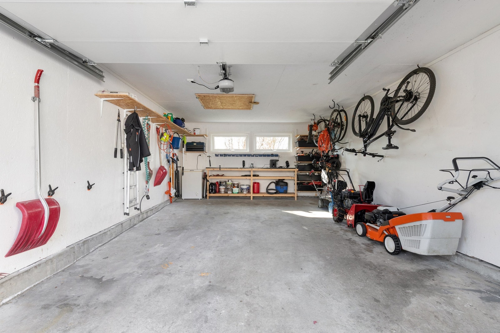 Den 29 m² store garasjen er isolert og gir rikelig med plass til bil, sykler og oppbevaring Galleribilde