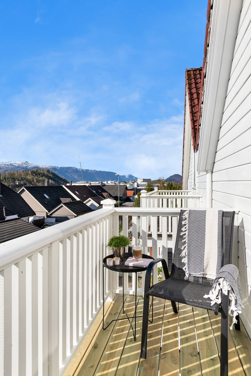 Den sørvendte balkongen på 4 m² har nye terrassebord
Det er utgang til balkongen fra loftstuen Galleribilde