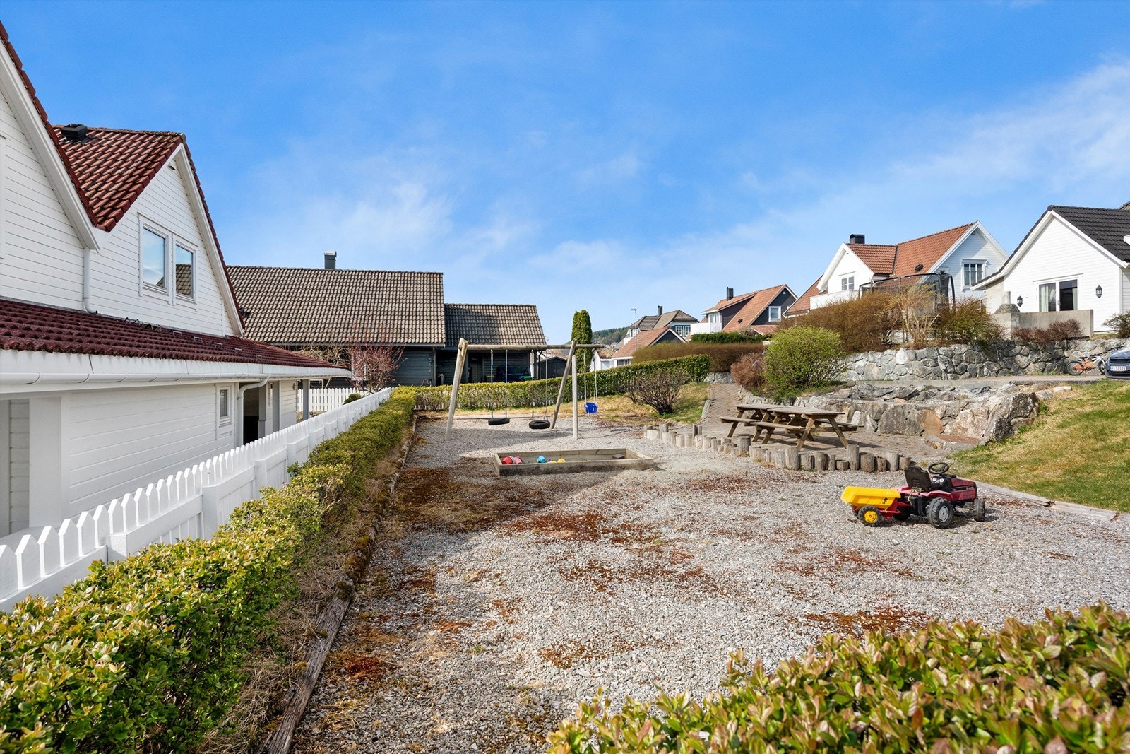Lekeplassen ligger rett utenfor hagen, perfekt for de minste Galleribilde