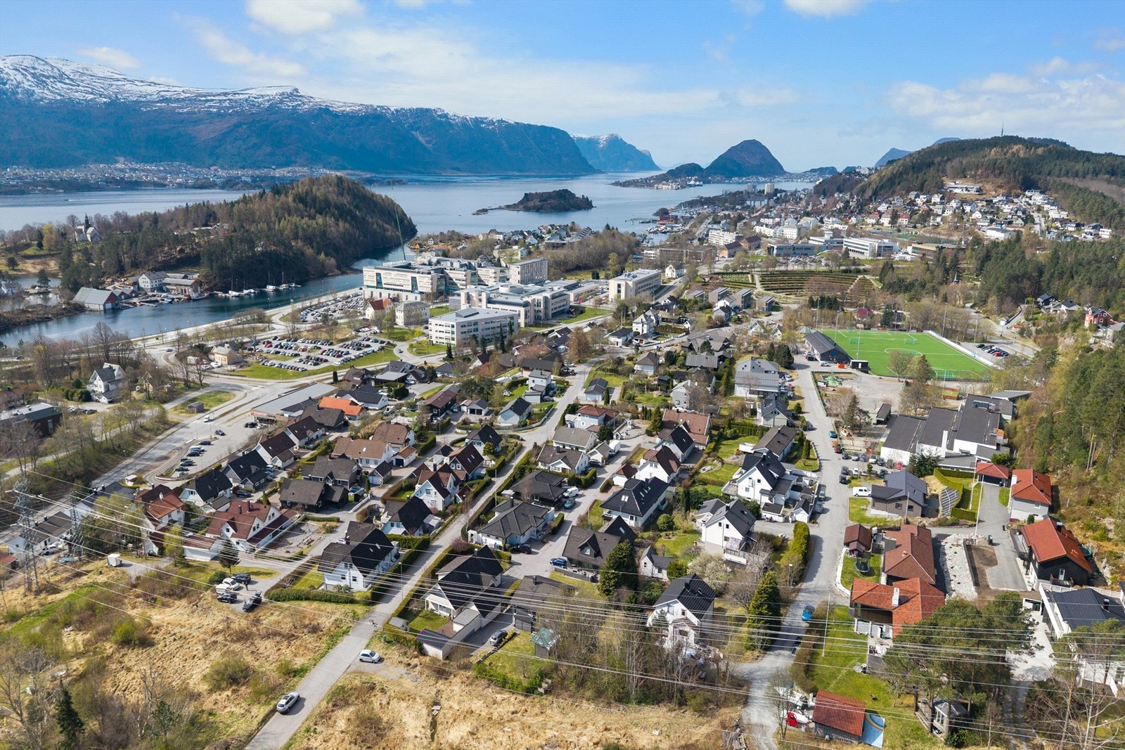 Nærområdet byr på fine turstier, blant annet fra Fagerlia til Akslafjellet, og kort avstand til sentrum Galleribilde