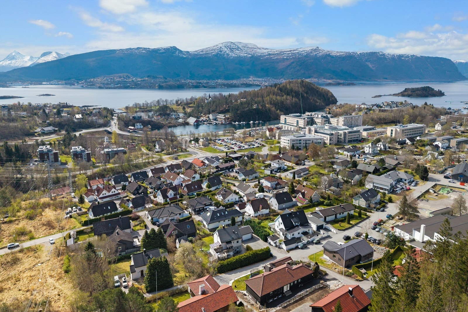 Fra Nørvegjerdet er det kort vei til dagligvarebutikk på Spar Larsgården og busstopp med hyppige avganger i retning både mot bysentrum og Moa Galleribilde