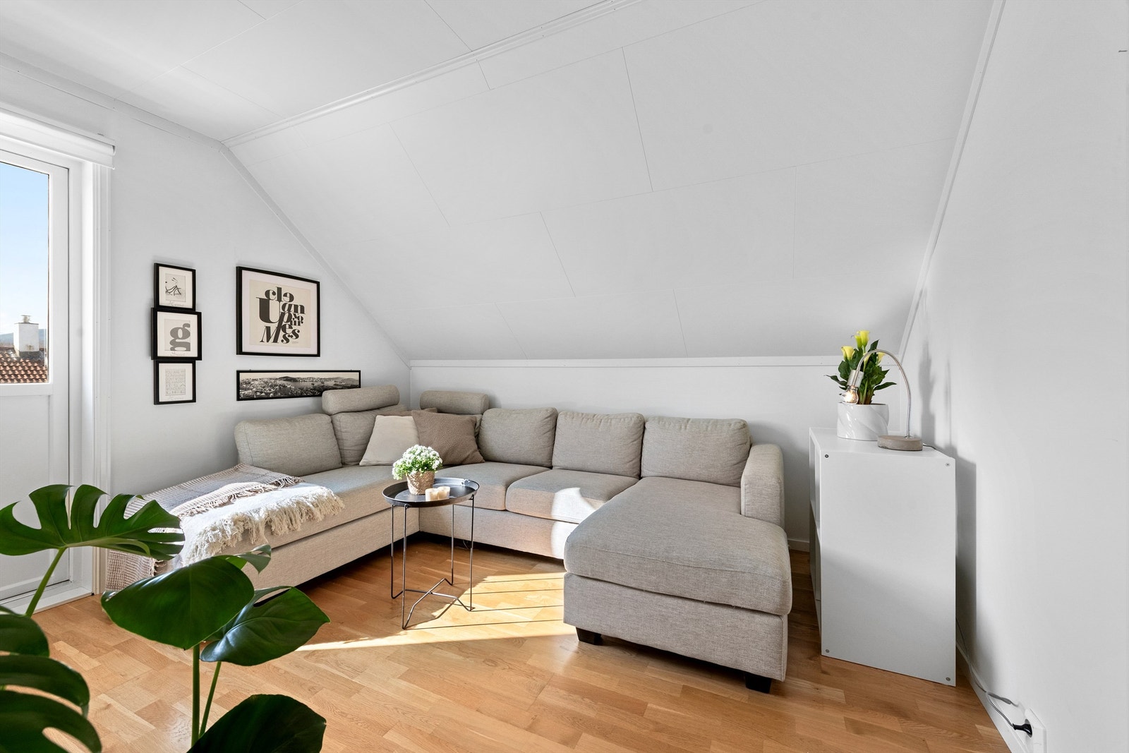 Loftsstuen har parkett på gulv og god plass til en romslig sofagruppe
Deler av rommet var bod tidligere som ikke er bruksendret og omsøkt Galleribilde