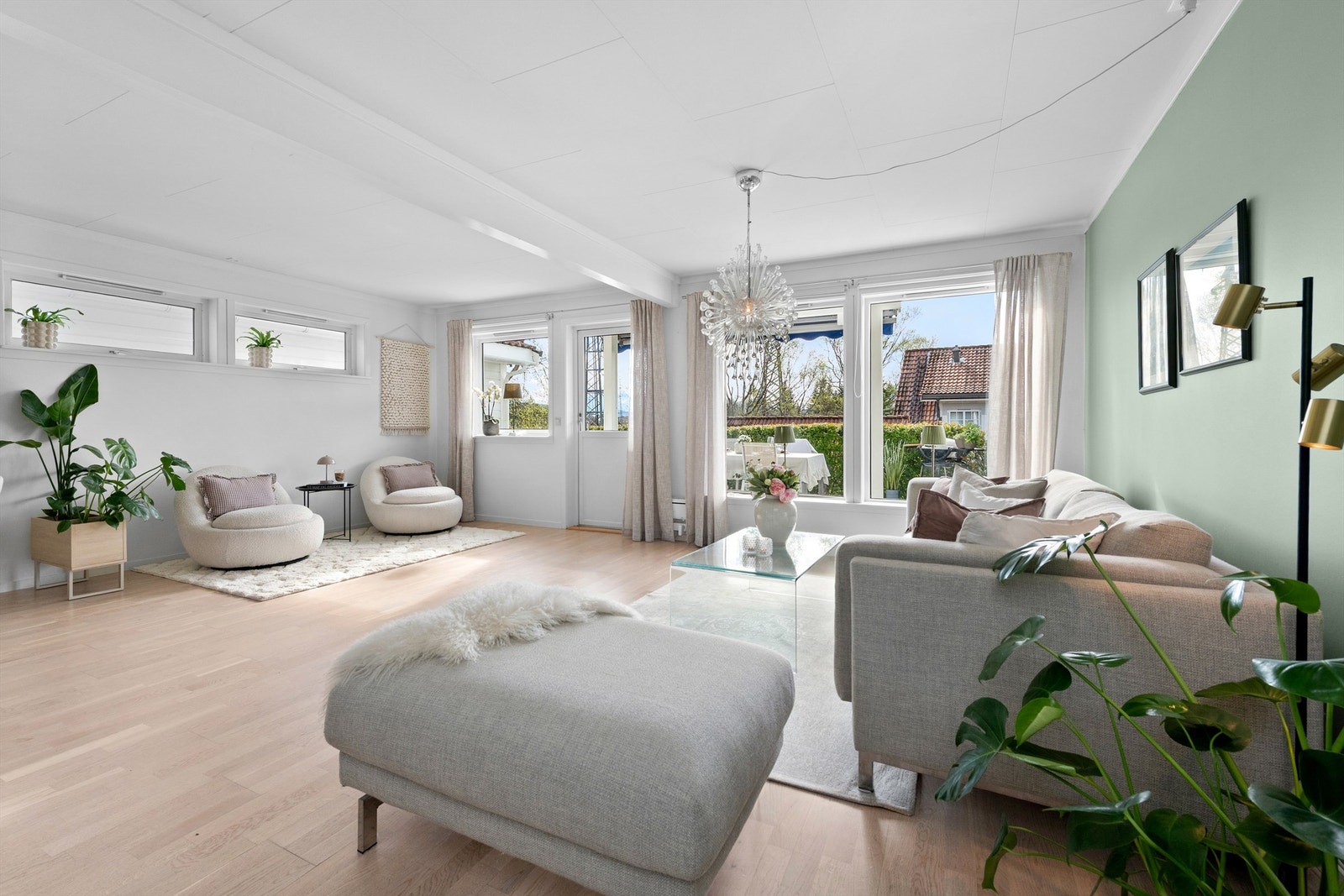 Hovedetasjen har en åpen og sosial planløsning med parkett på gulv, og direkte utgang til en stor markterrasse på 36 m² Galleribilde