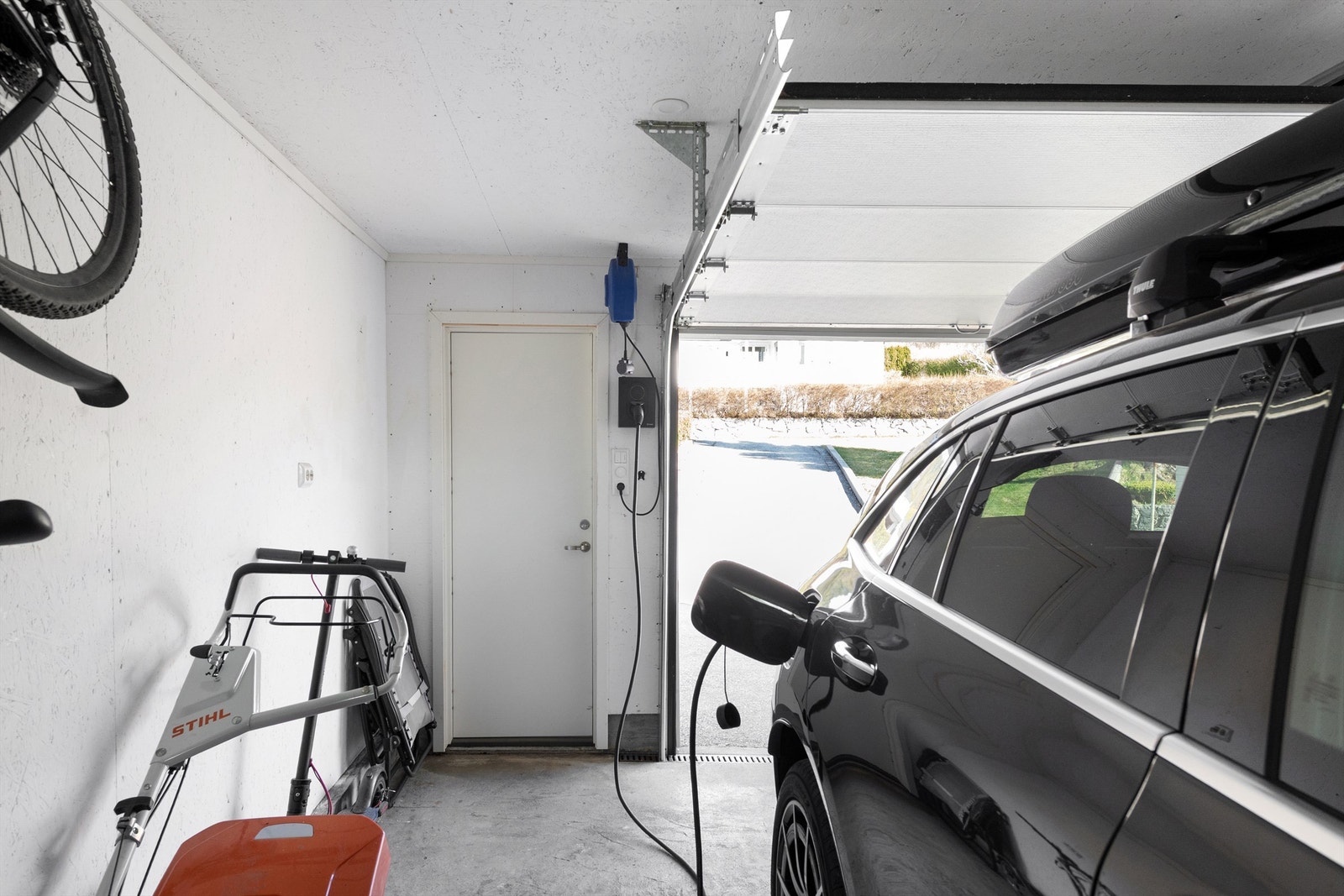 Garasjen er utstyrt med el-billader og har nyere metallport med portåpner Galleribilde