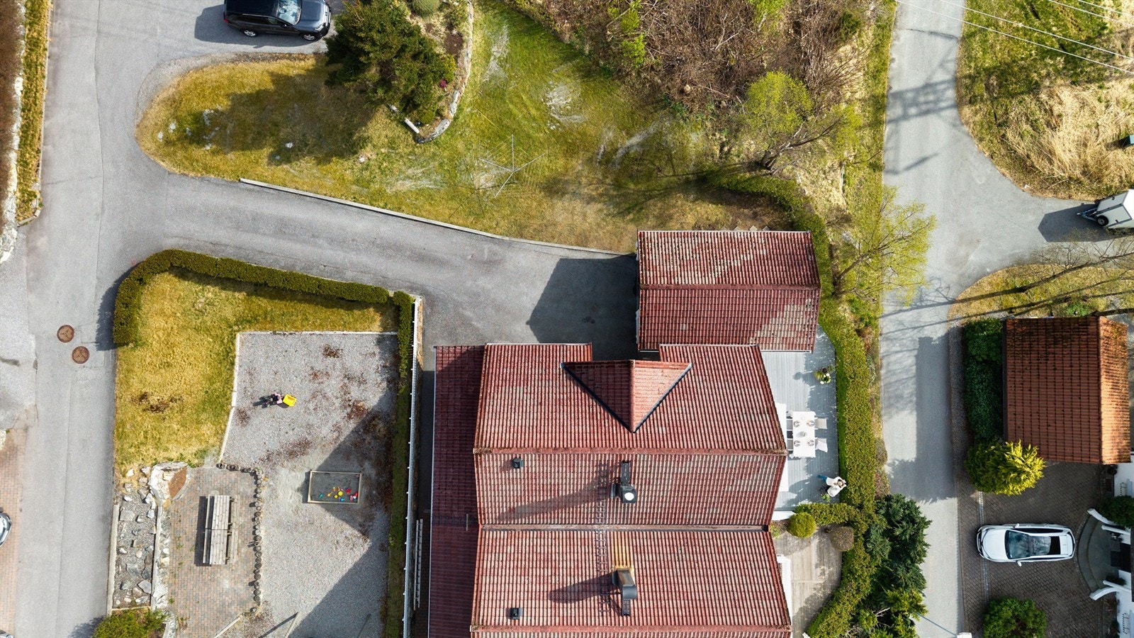 Dronebilde av eiendommen sett fra fugleperspektiv Galleribilde