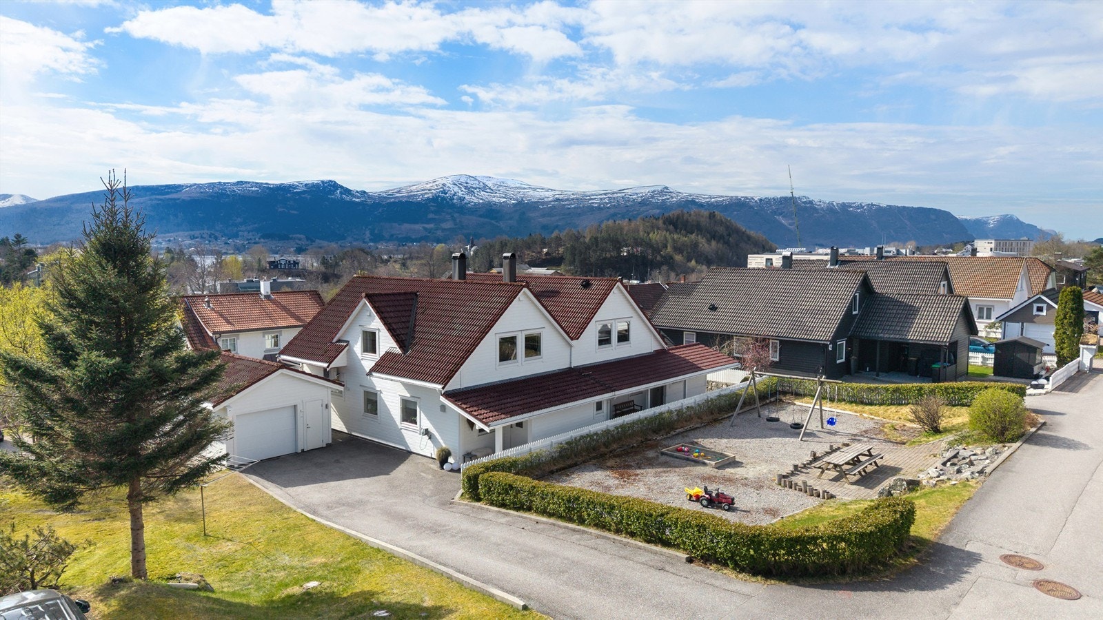 Beliggenheten er ideell for barnefamilier, med lekeplass like ved Galleribilde