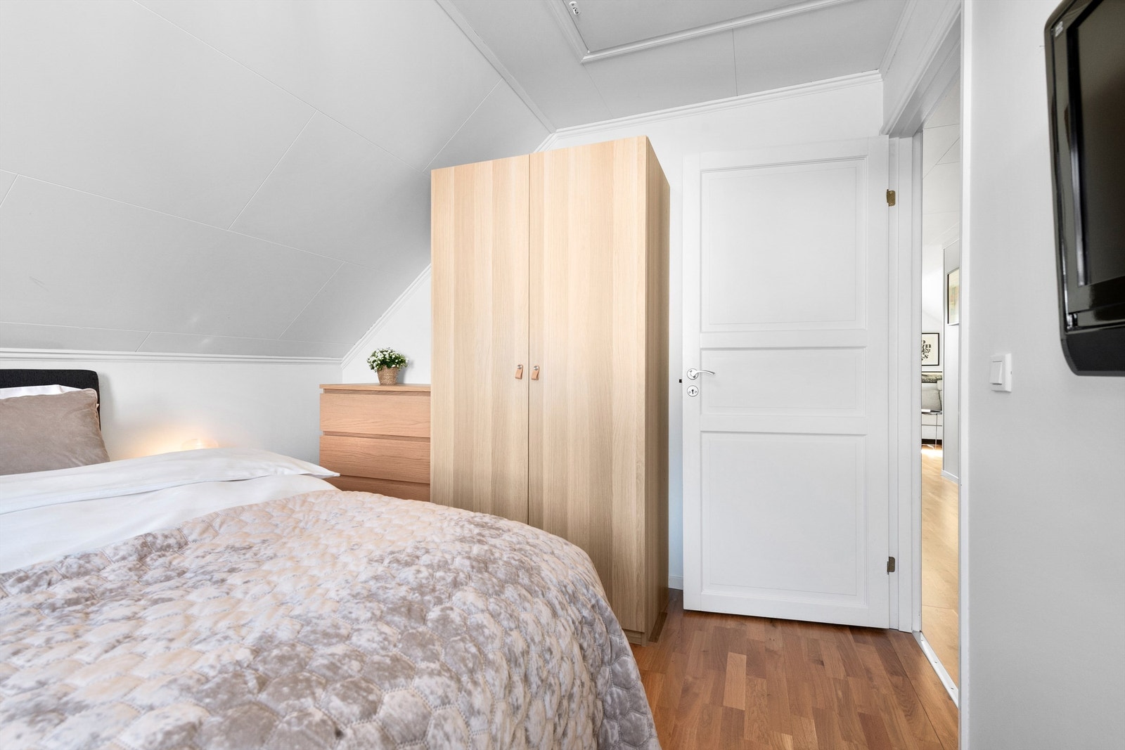 Hovedsoverommet har god plass til dobbeltseng og garderobeløsning Galleribilde