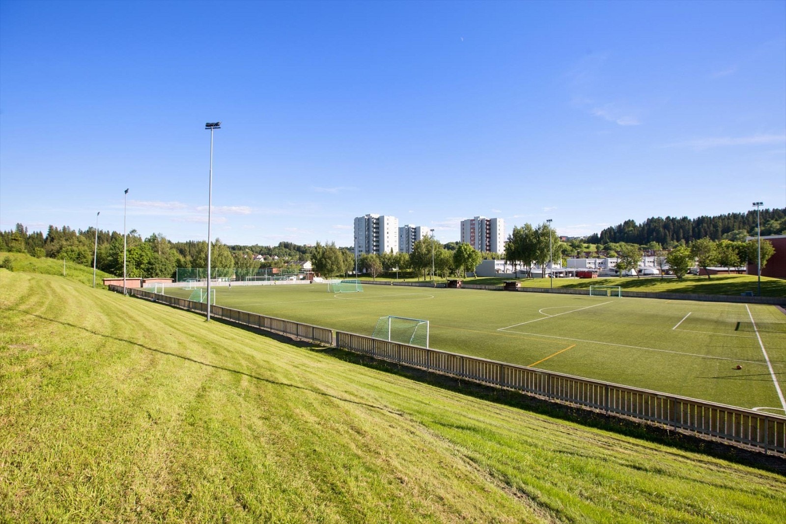 I Okstadøy og Romolslia finner man lekeplasser og fotballbaner Galleribilde
