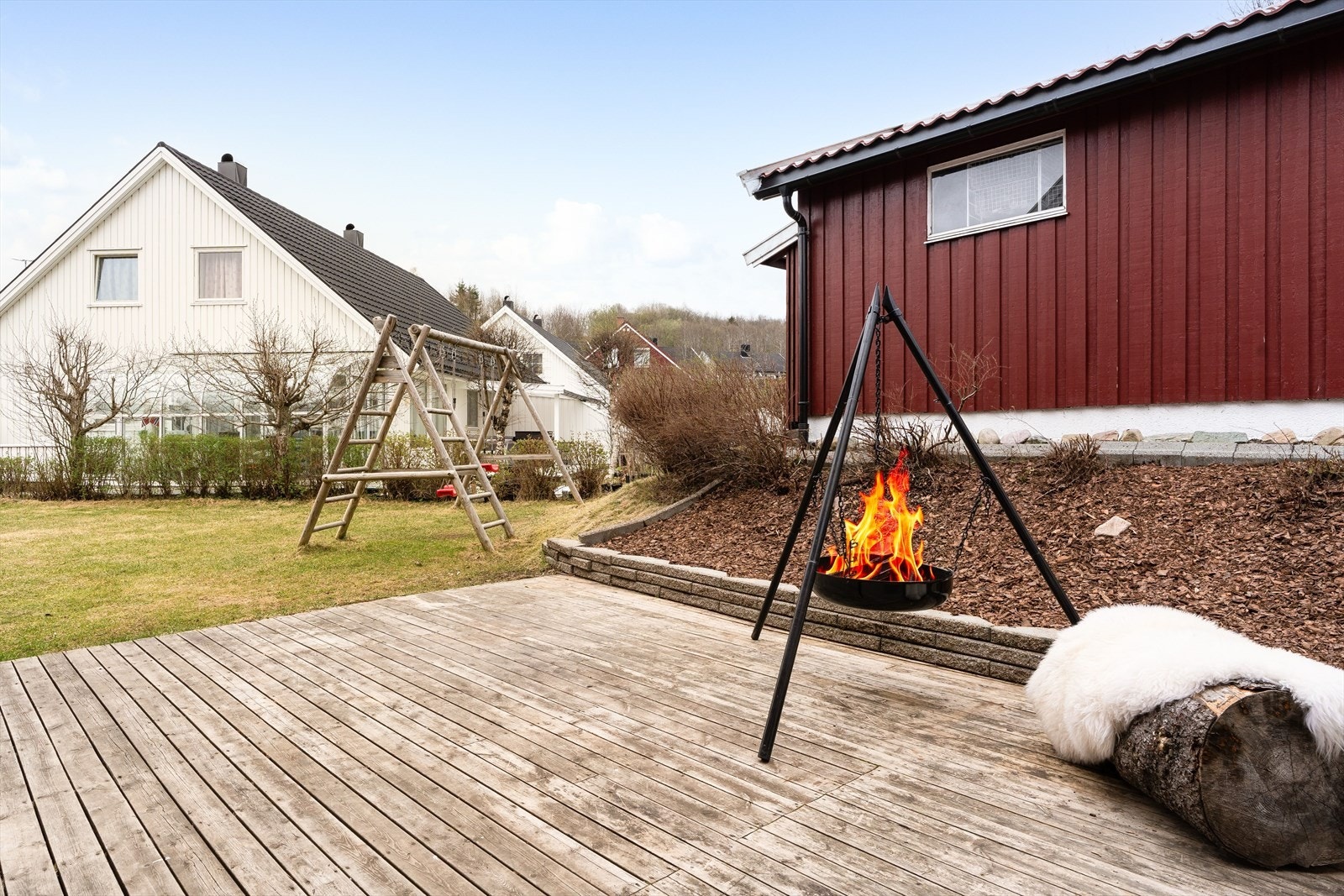 Stor terrasse og flat tomt som innbyr til aktivitet og hyggelige selskap Galleribilde