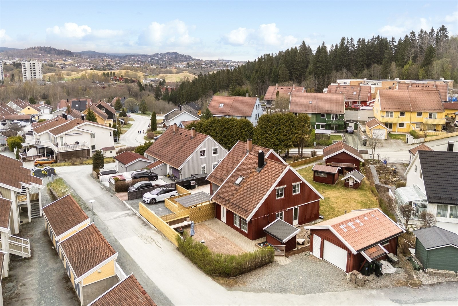 Her bor man i et veletablert område perfekt for en familie, egen garasje og flat tomt Galleribilde