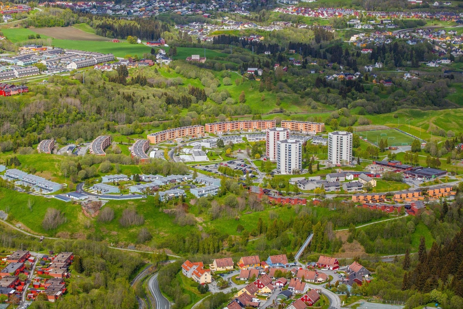 Fra boligen er det trygg skolevei til Romolslia barneskole med gangbru over Bjørndalen Galleribilde