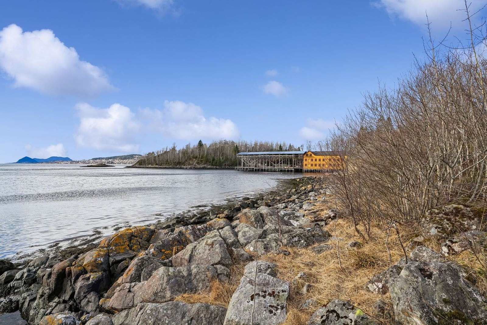 I vakre Leitevågen ligger alt til rette for rolige dager ved sjøen og lange kvelder i solen. Galleribilde