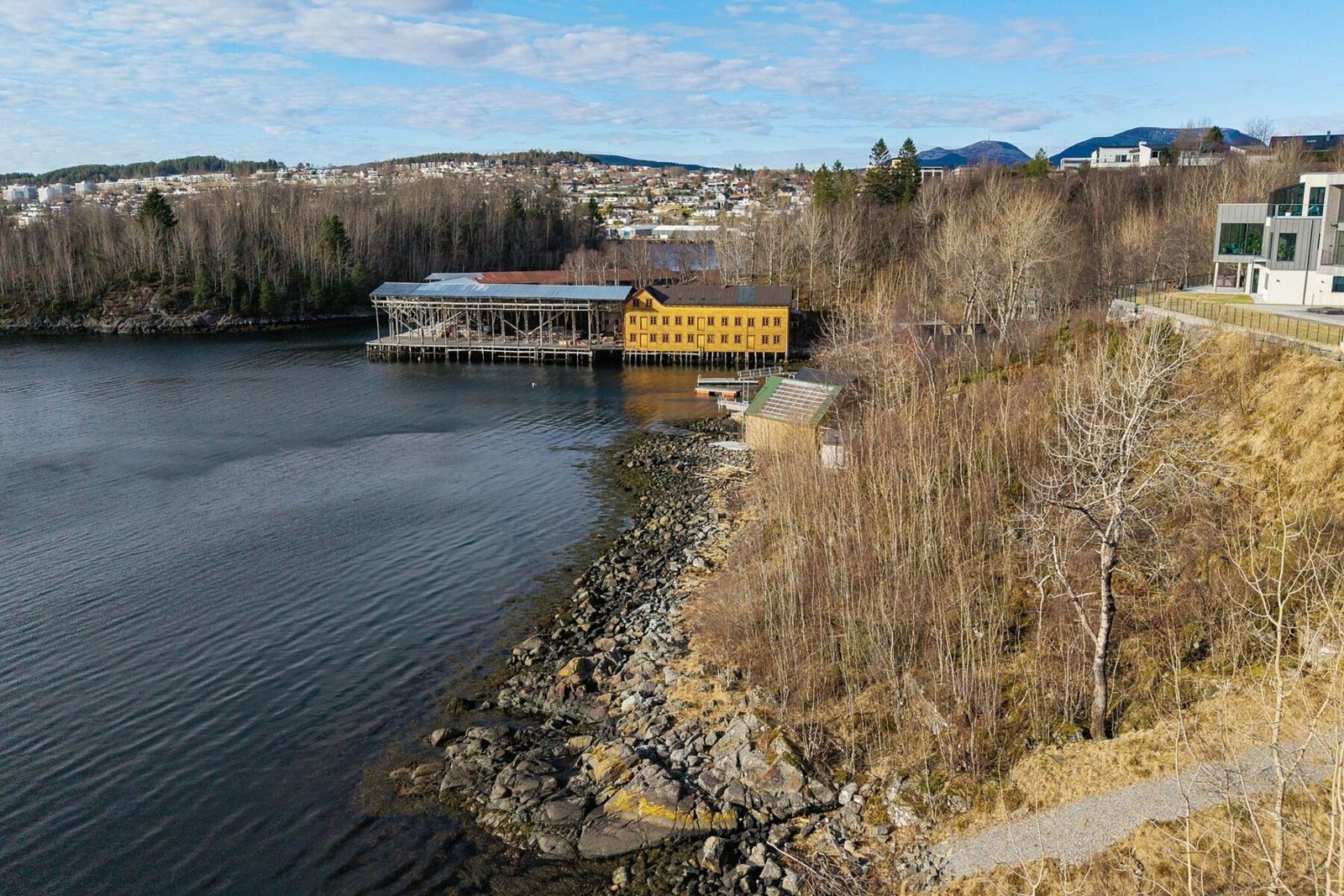 Det gamle Hjellen Notbøteri er fredet og er et ærverdig historisk innslag i det maritime miljøet. Galleribilde