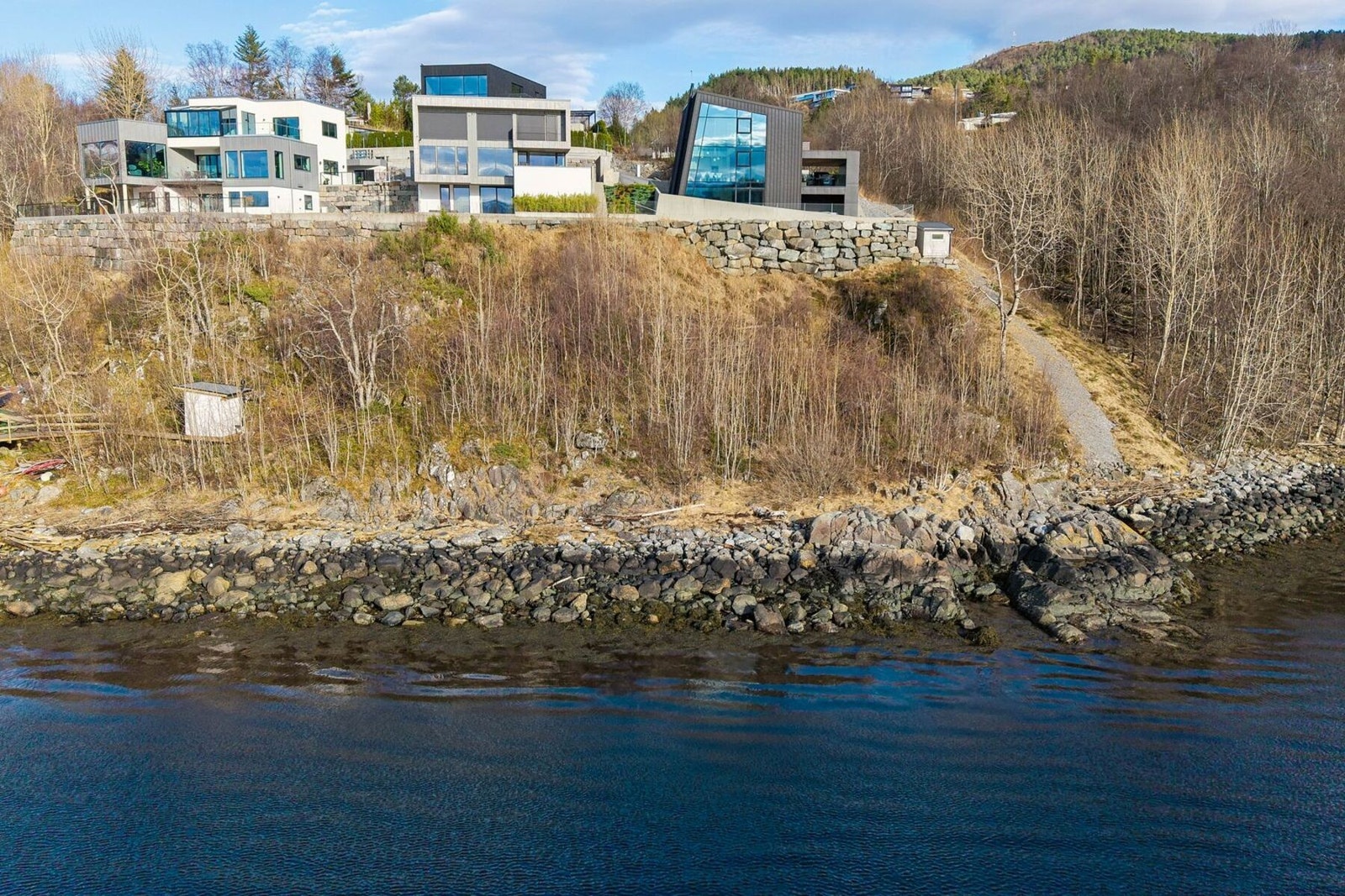 Det er enkel tilkomst til nausttomtene fra Nesvegen/ Brokkedalen. Galleribilde