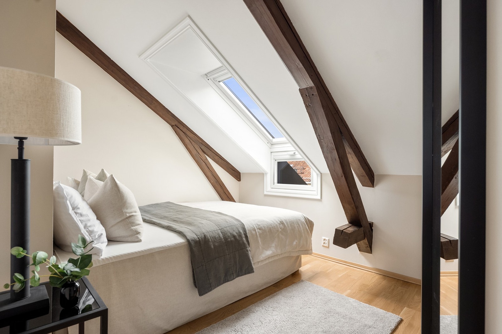 Soverom 2 med plass for seng og nattbord med innebygd garderobeskap. Galleribilde