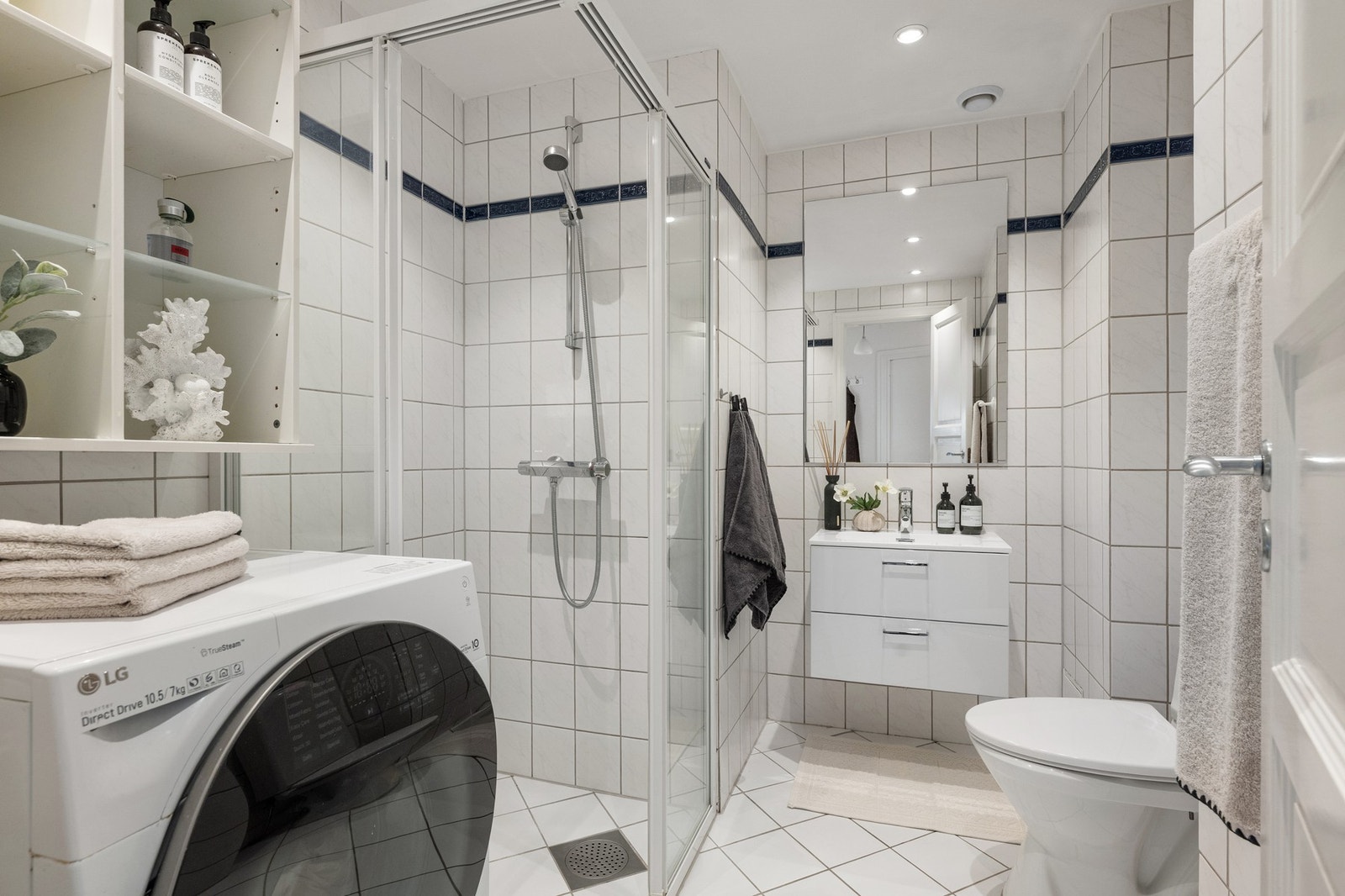 Badet har adkomst fra entréen og flislagte gulv og vegger. Det er varmekabler i gulv og opplegg for vaskemaskin. Galleribilde