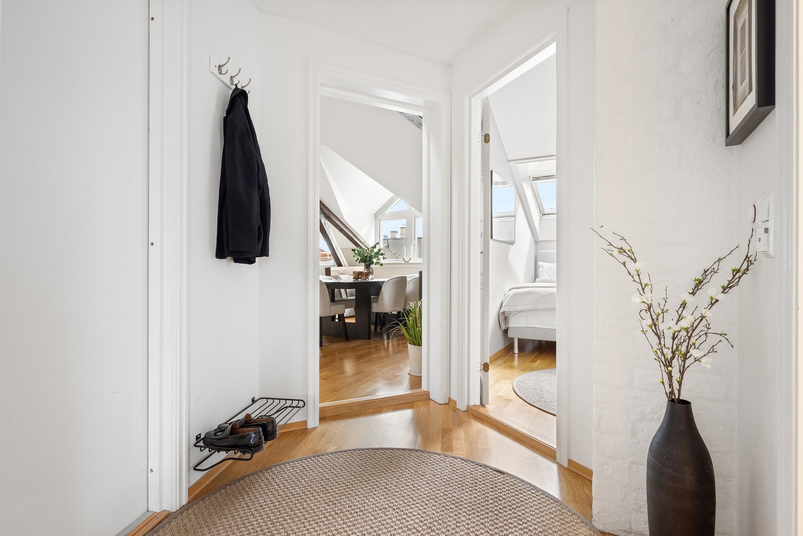 Her kan du sette fra deg sko og henge fra deg yttertøy. Galleribilde