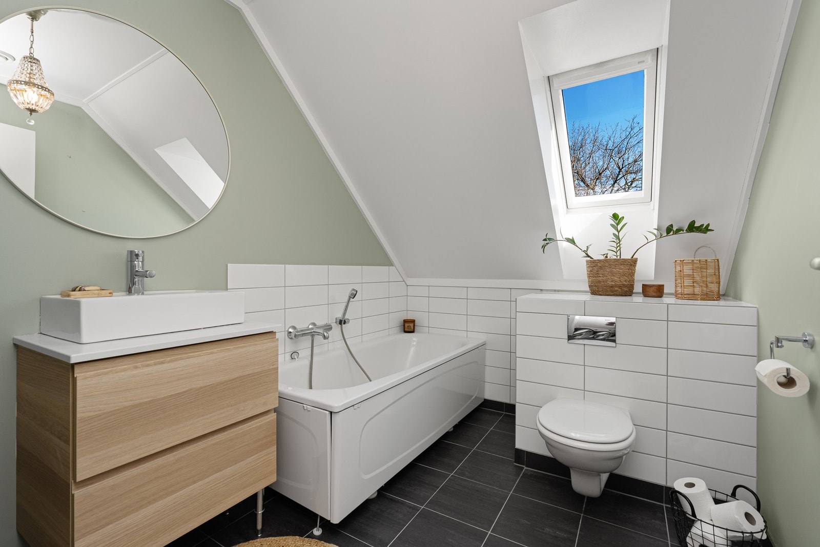 Bad med badekar i loftsetasje Galleribilde