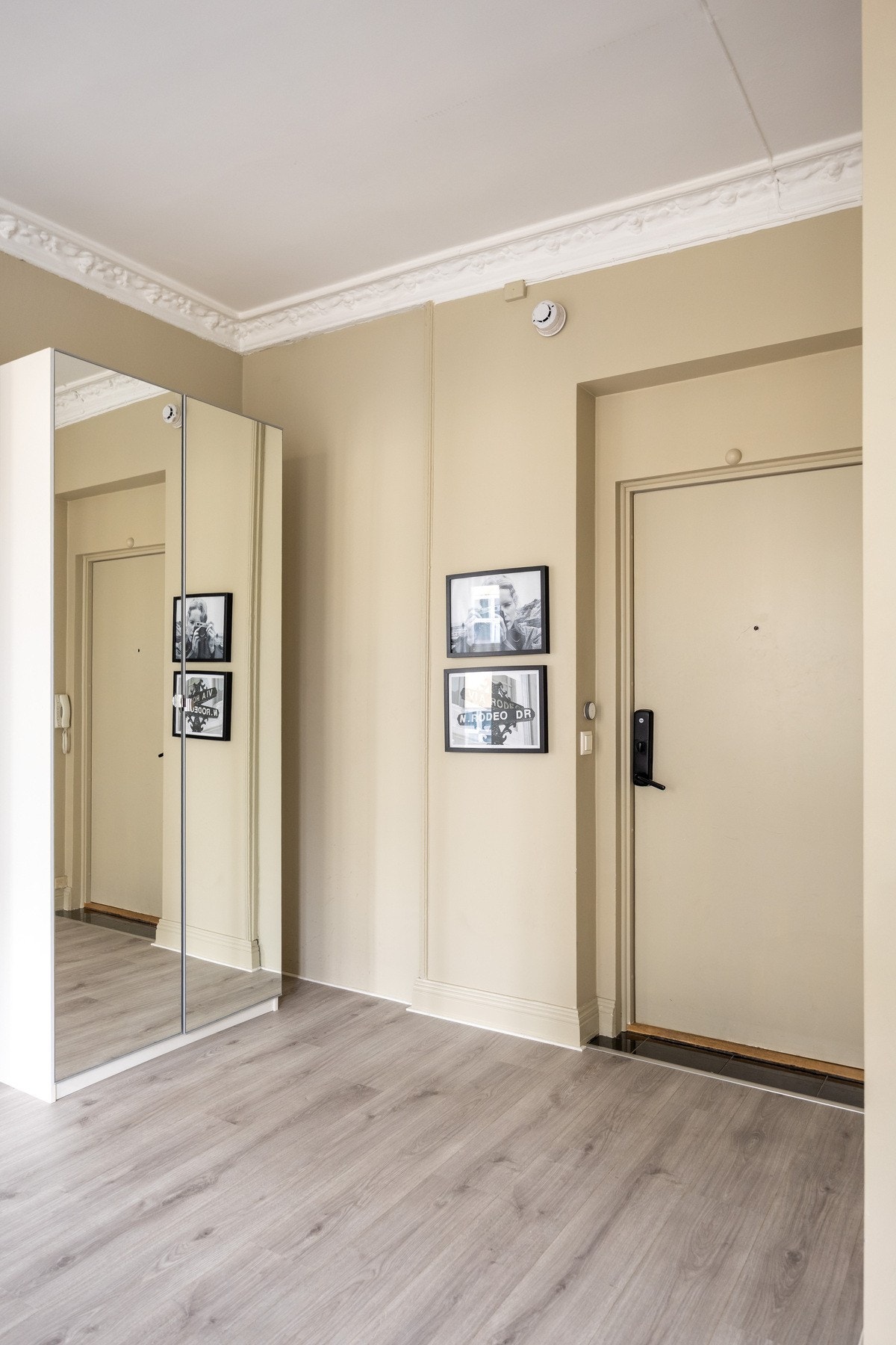 Godt med oppbevaringsmuligheter i leiligheten samt både lofts- og kjellerbod. Galleribilde