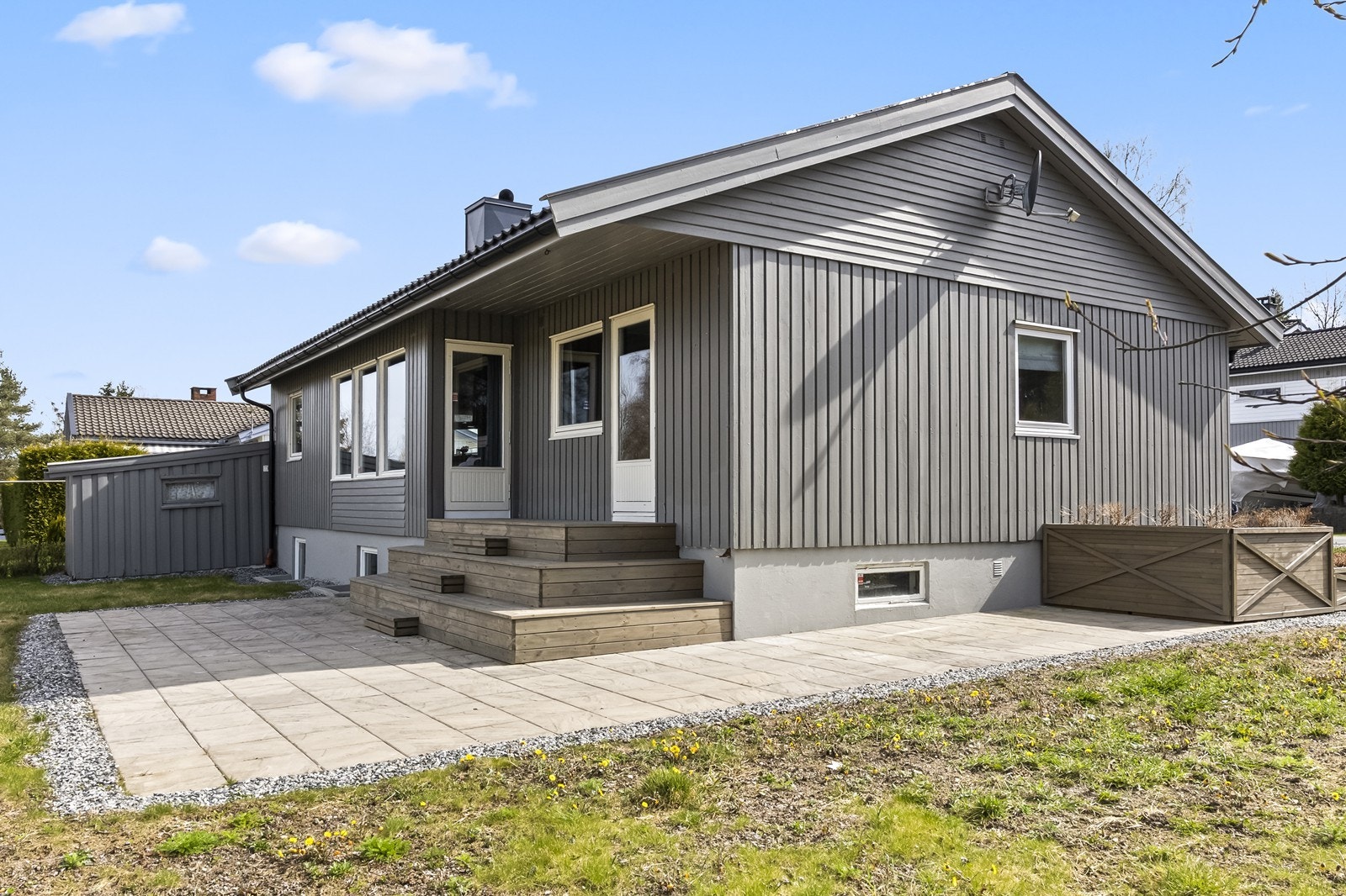 Uteområdet er opparbeidet med en stor, hellelagt uteplass på ca. 40 m². Boligen har fått ny drenering i 2023/2024. Galleribilde