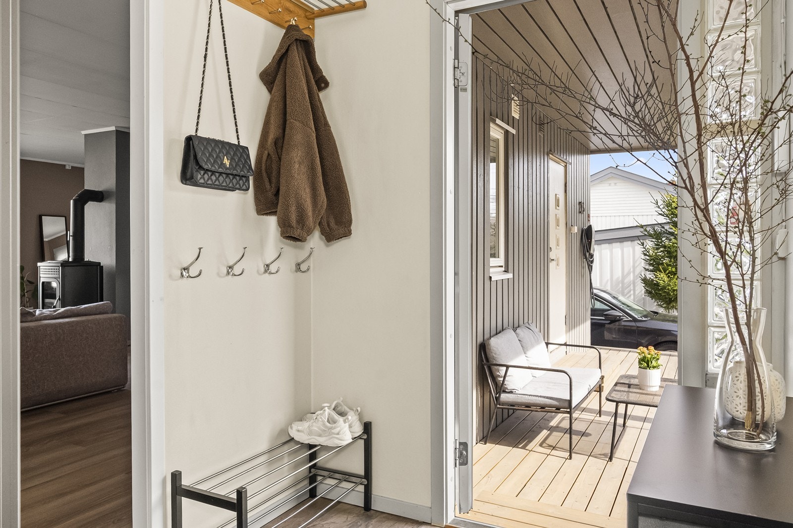 Entréen er lys og innbydende når du kommer inn. Galleribilde