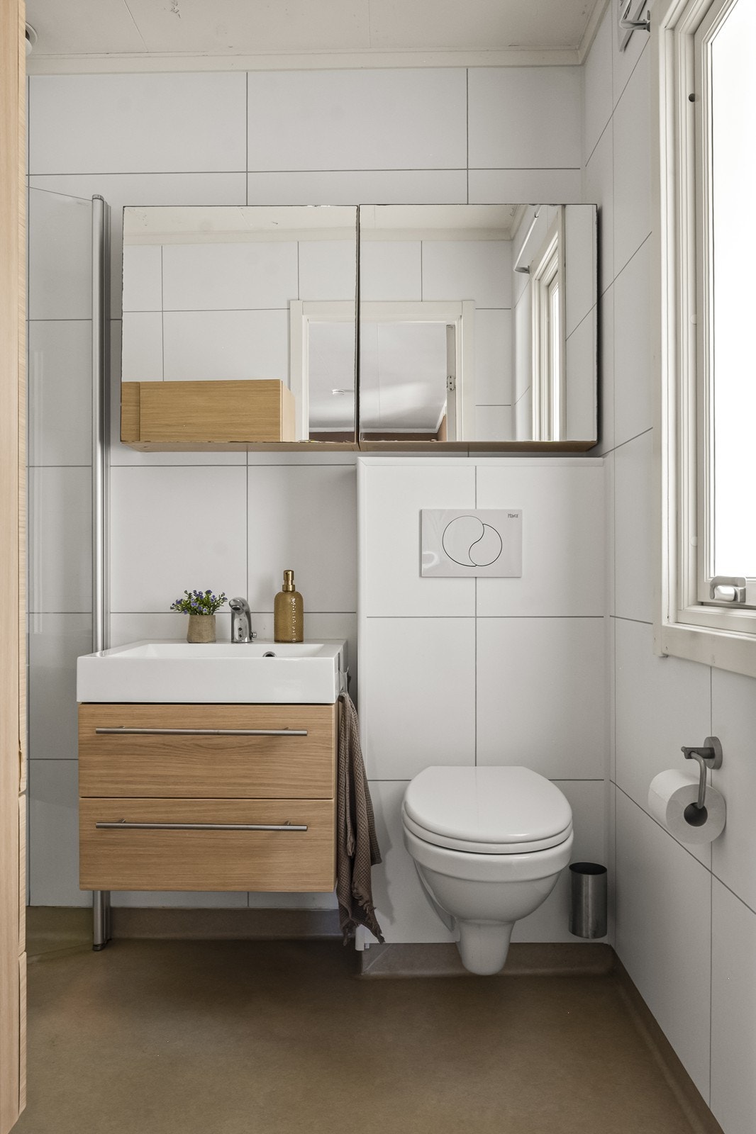 Badet ble oppusset i 2010 og har elektriske varmekabler i gulvet. Galleribilde