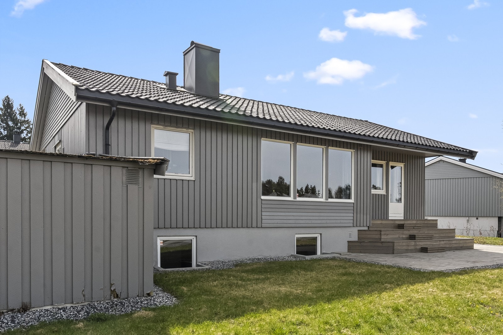 Taket ble renset, overflatebehandlet og fikk nye takrenner i 2018. Galleribilde