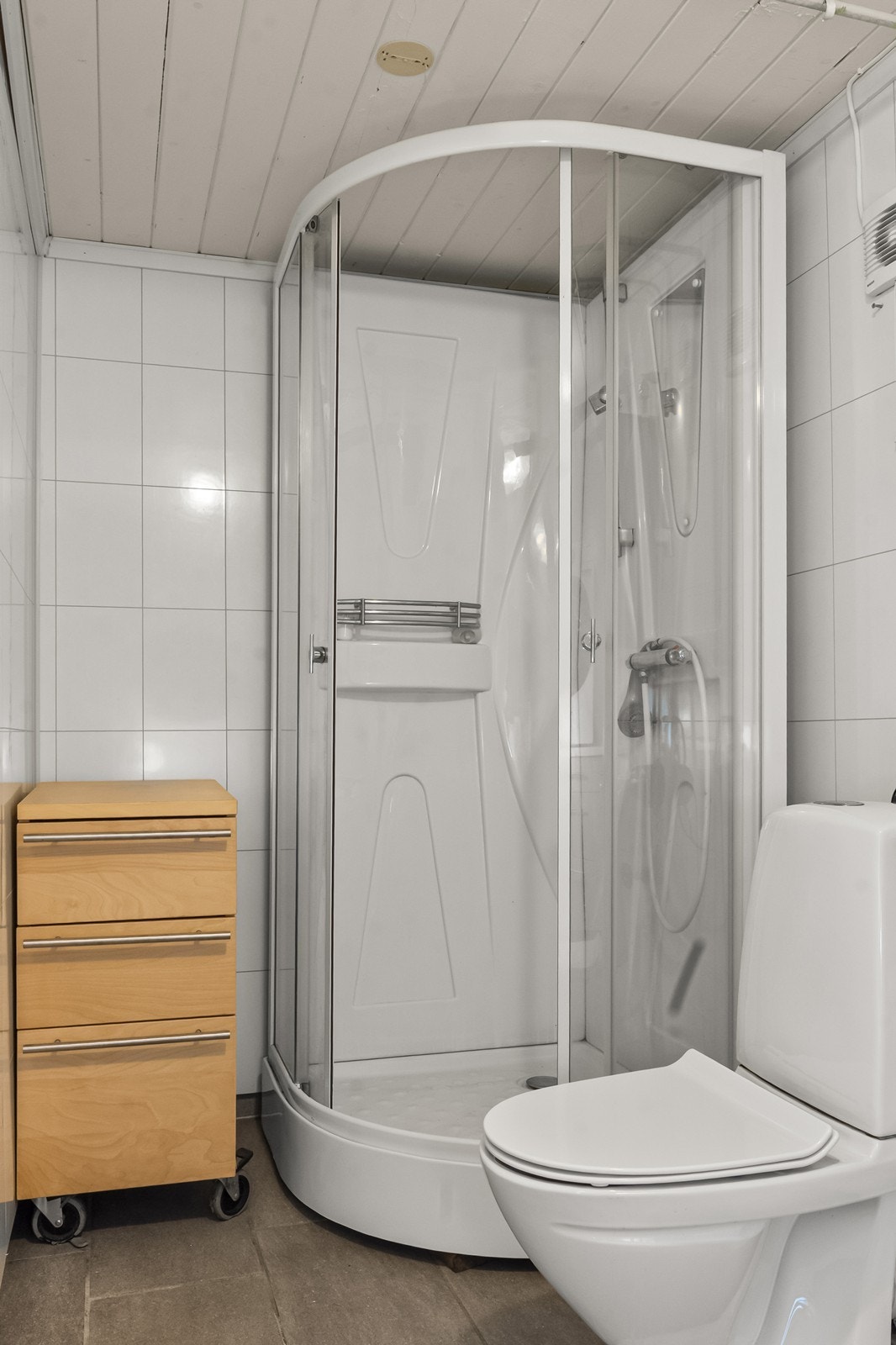 Badet er utstyrt med dusjkabinett, toalett og servant. Galleribilde