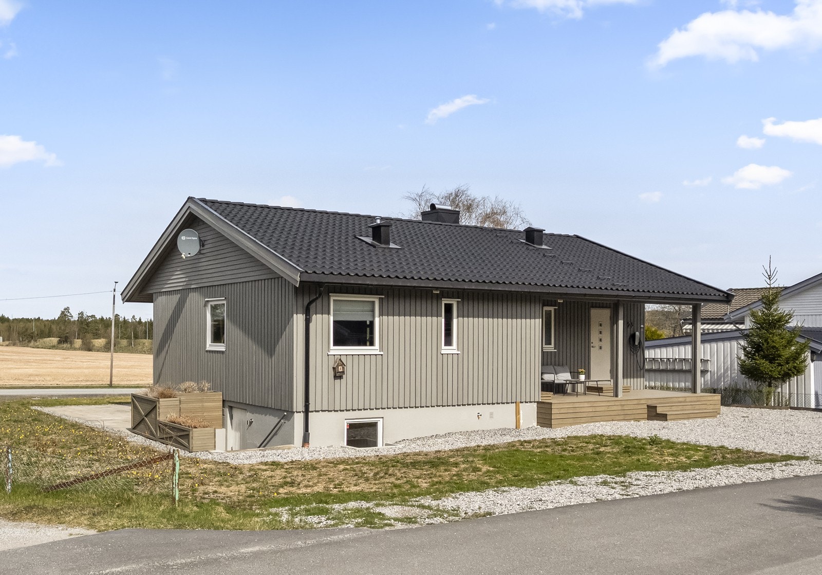 Eiendommen ligger sentralt i Råde, med kort kjøretid til Sarpsborg, Fredrikstad og Moss. Toget til Oslo S tar ca. 55 minutter. Galleribilde