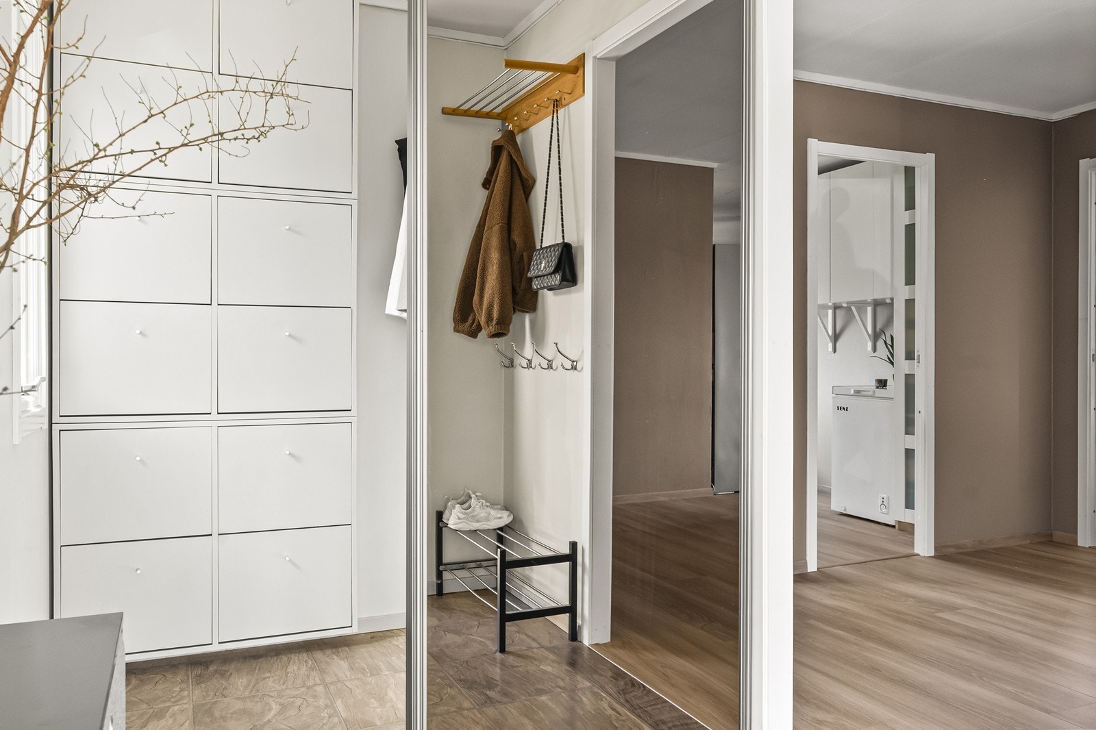 Fra gangen er det adkomst til boligens øvrige rom i første etasje. Galleribilde