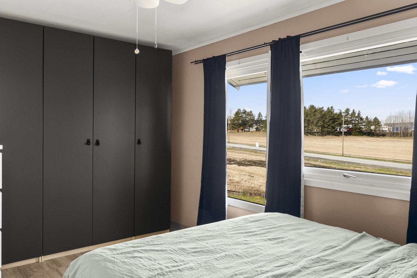 Romslig soverom med plass til en stor garderobe. Galleribilde