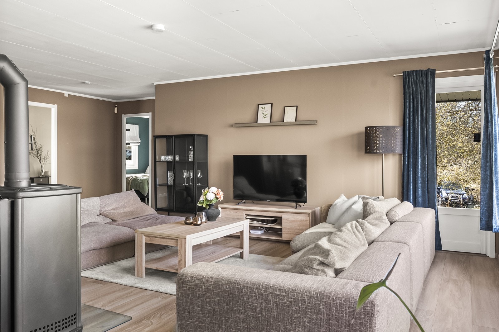 Stuen har god plass til en romslig sofagruppe og er et naturlig samlingspunkt for familien. Galleribilde