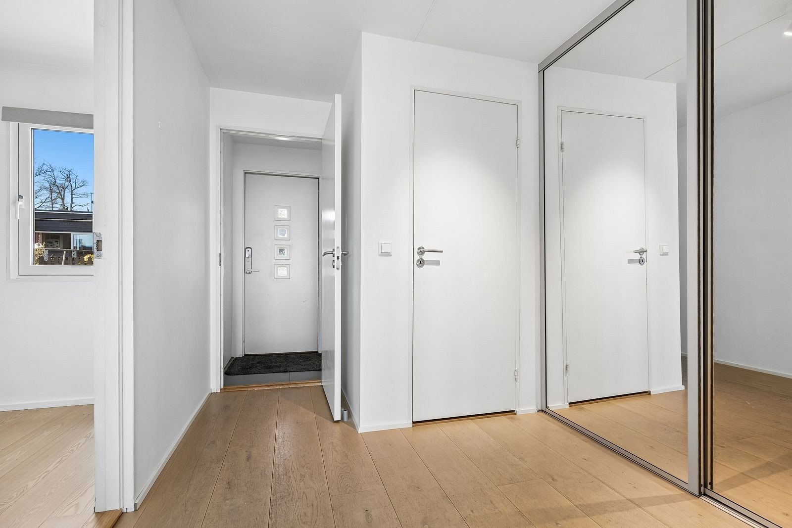 Entré med garderobeløsning. Toalett bak døren til høyre. Galleribilde