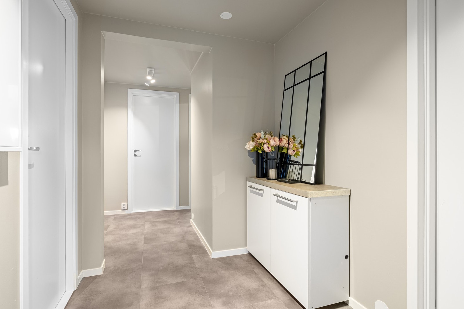 - Overflatene er malt i moderne fargevalg - Galleribilde