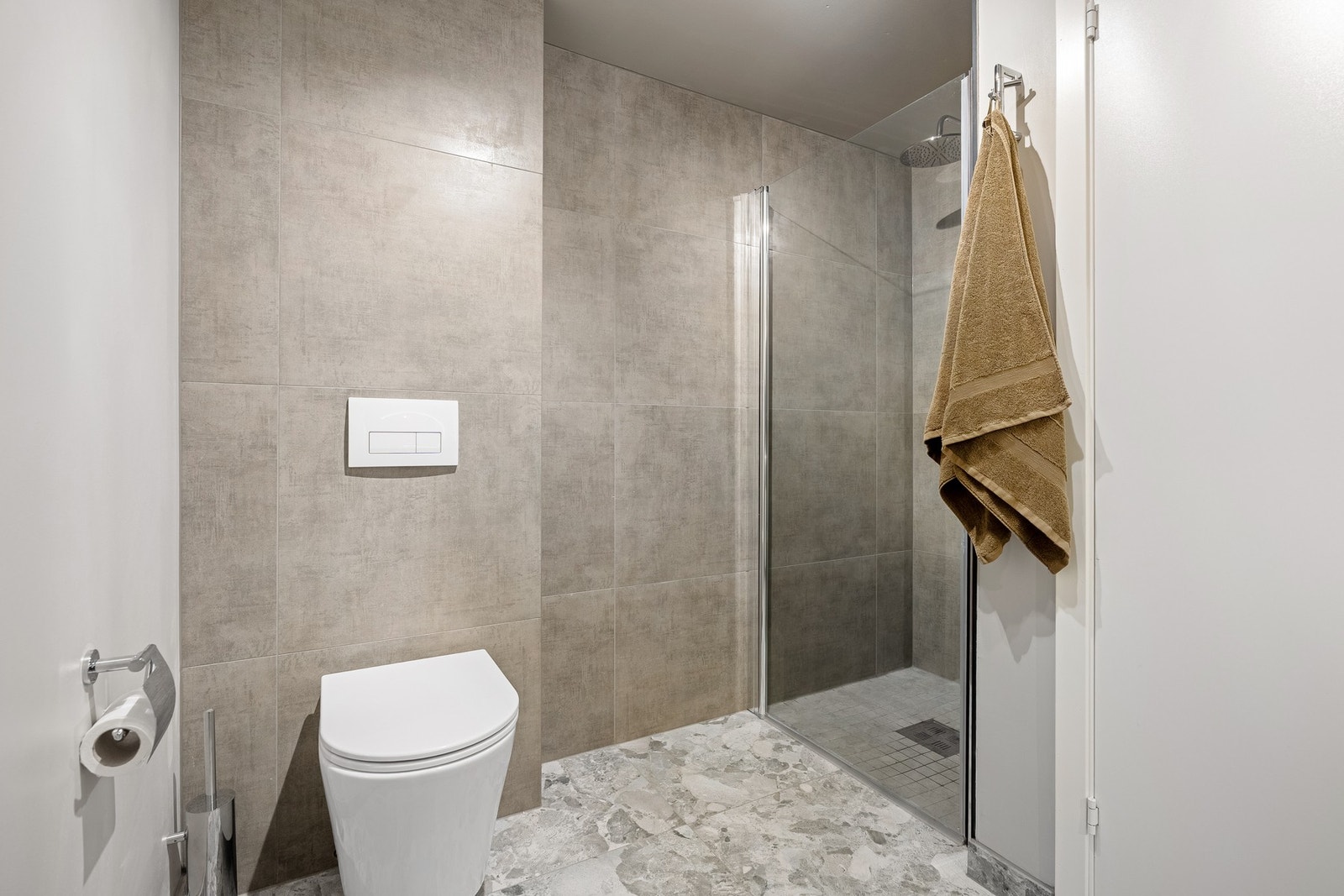 - Egen dusjsone og vegghengt toalett | Alt av rør og eektrisk i tilknytning til badet er nytt - Galleribilde