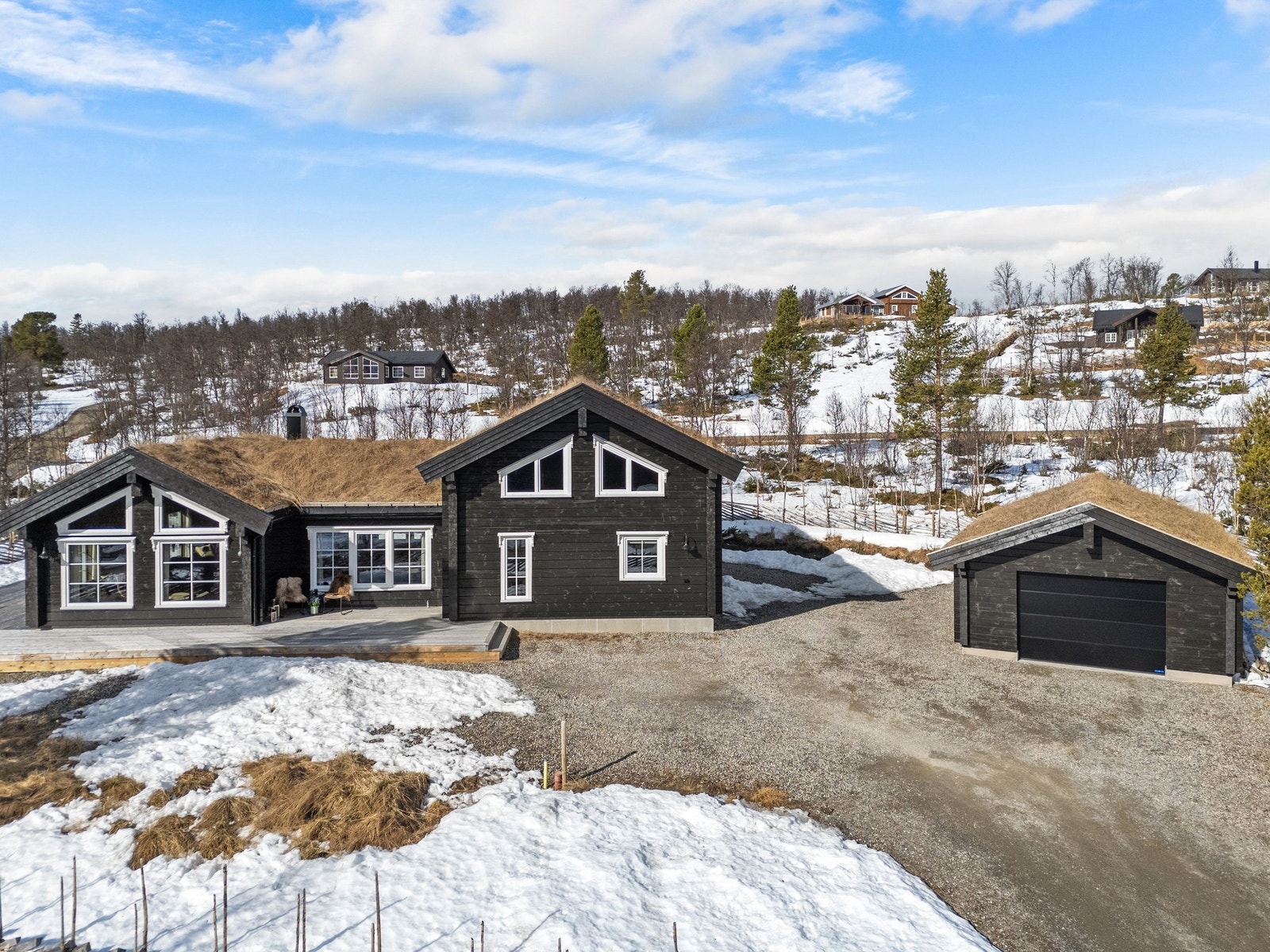 Her presenteres en meget solid og innholdsrik hytte, oppført i maskinlaft. Galleribilde