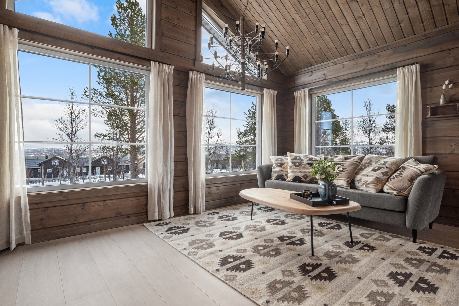 Fra sofakroken har man fantastiske utsiktsforhold over blant annet Røros, Hummelfjell og Sylan. Galleribilde