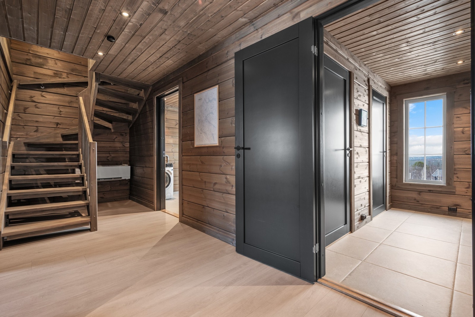 Fra gangen er det tilgang til to boder for garderobe og oppbevaring. Galleribilde